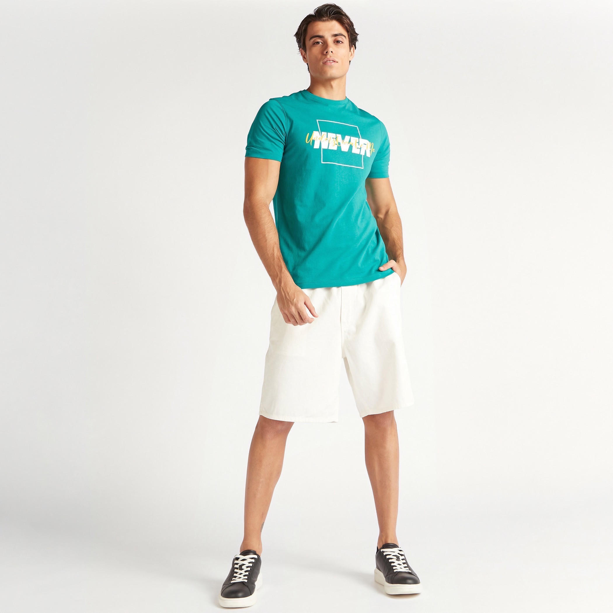 تيشيرت بقصة سليم وياقة ضيقة وأكمام قصيرة وطبعات-men-clothing-tshirtsandpolos-tshirts-image-2