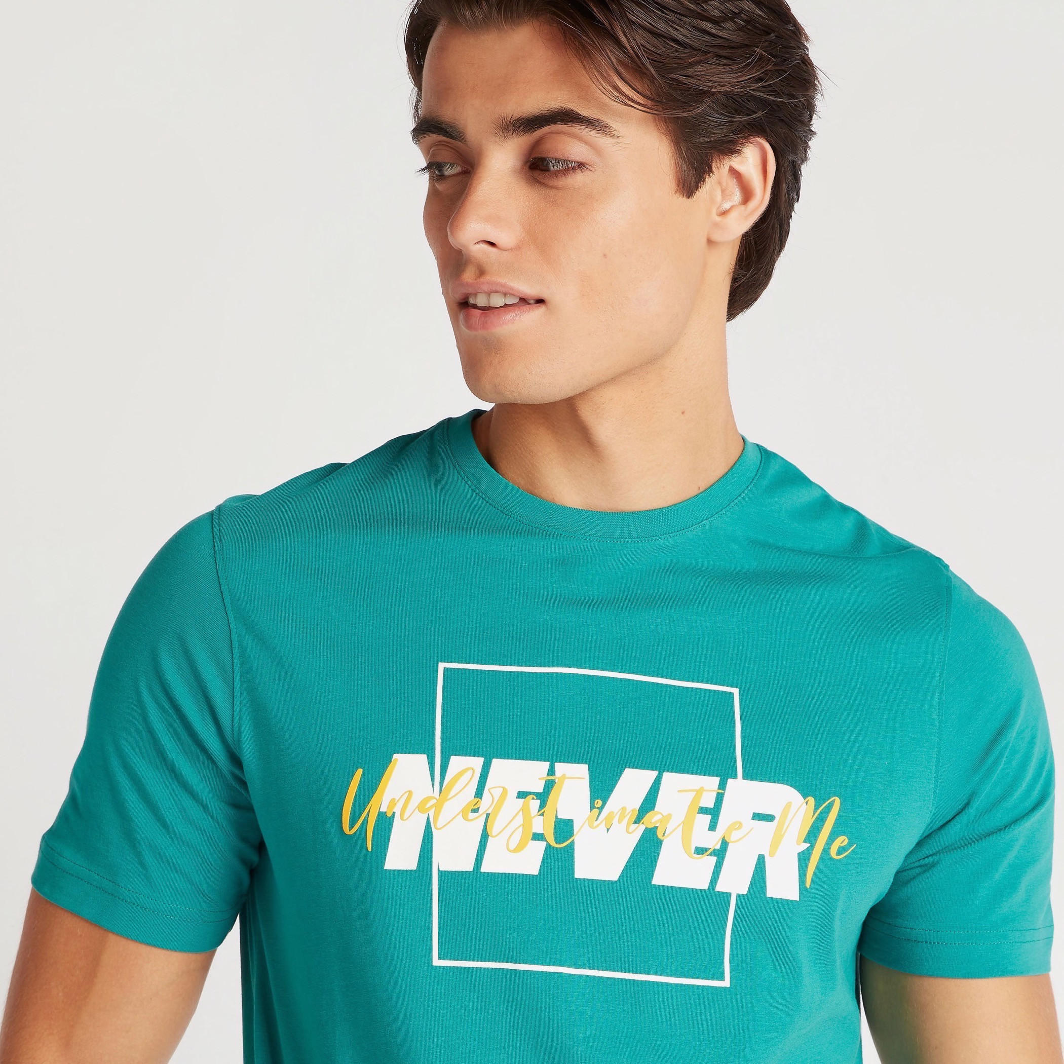 تيشيرت بقصة سليم وياقة ضيقة وأكمام قصيرة وطبعات-men-clothing-tshirtsandpolos-tshirts-image-3