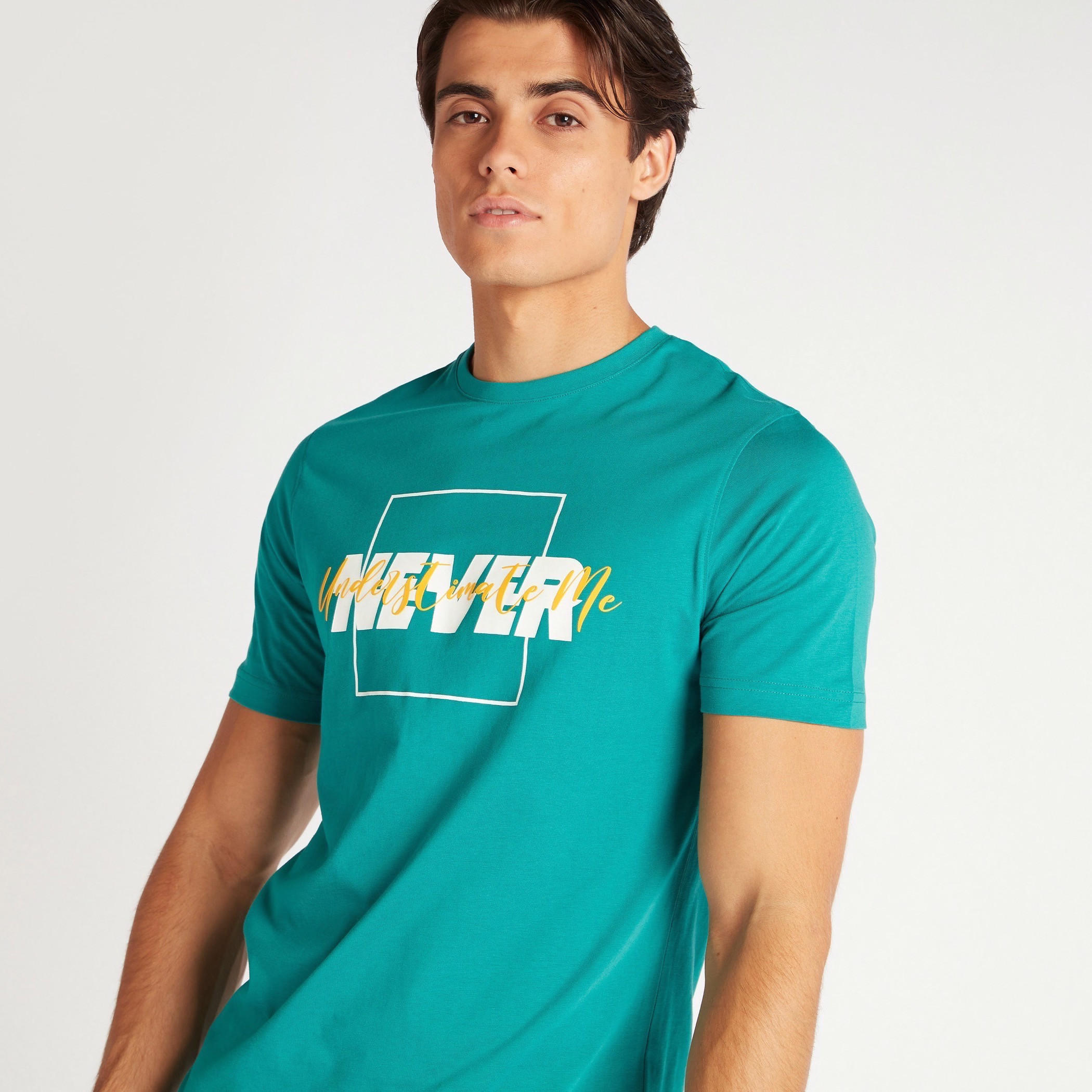 تيشيرت بقصة سليم وياقة ضيقة وأكمام قصيرة وطبعات-men-clothing-tshirtsandpolos-tshirts-image-5