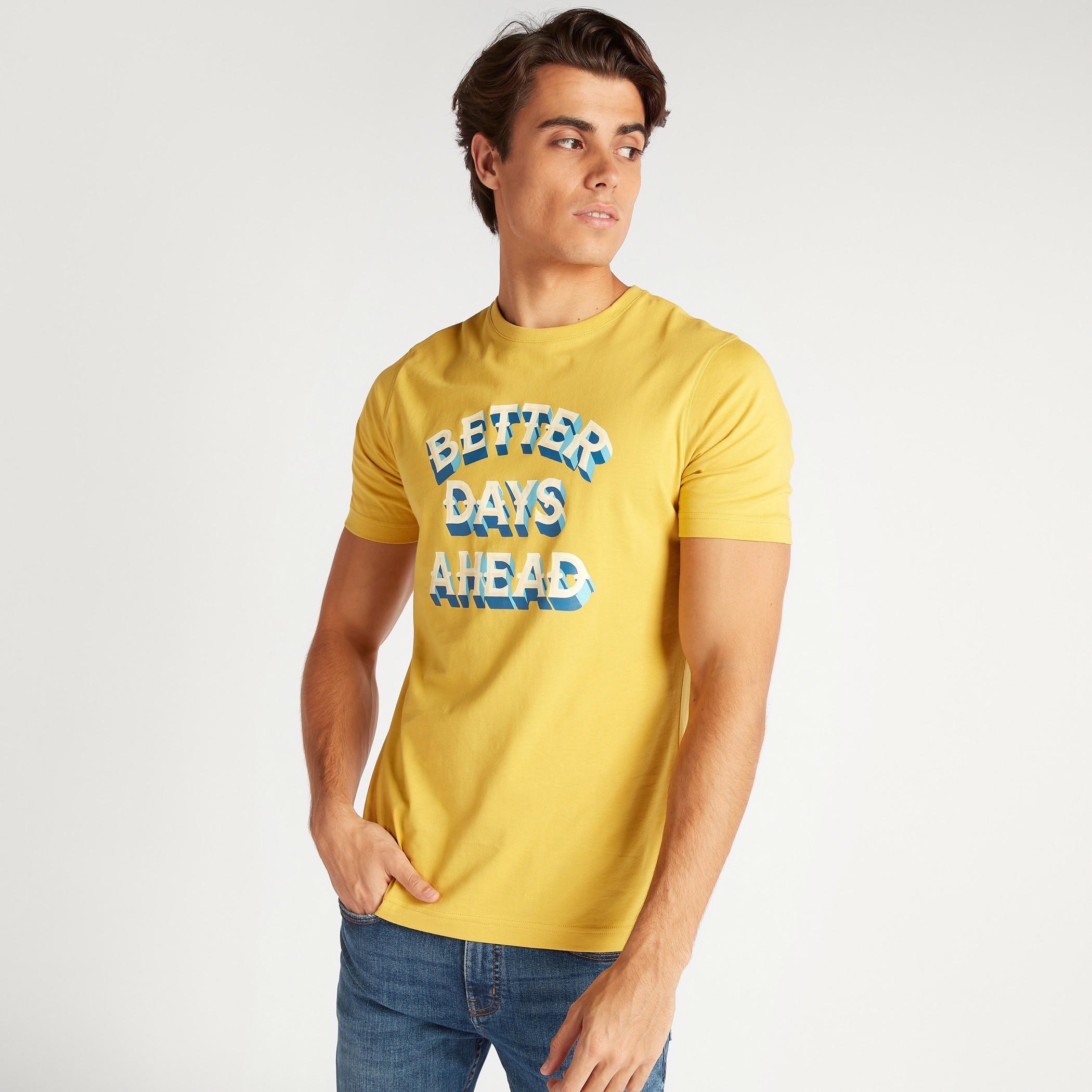 تيشيرت بياقة ضيّقة وأكمام قصيرة وطبعات شعار-men-clothing-tshirtsandpolos-tshirts-image-1