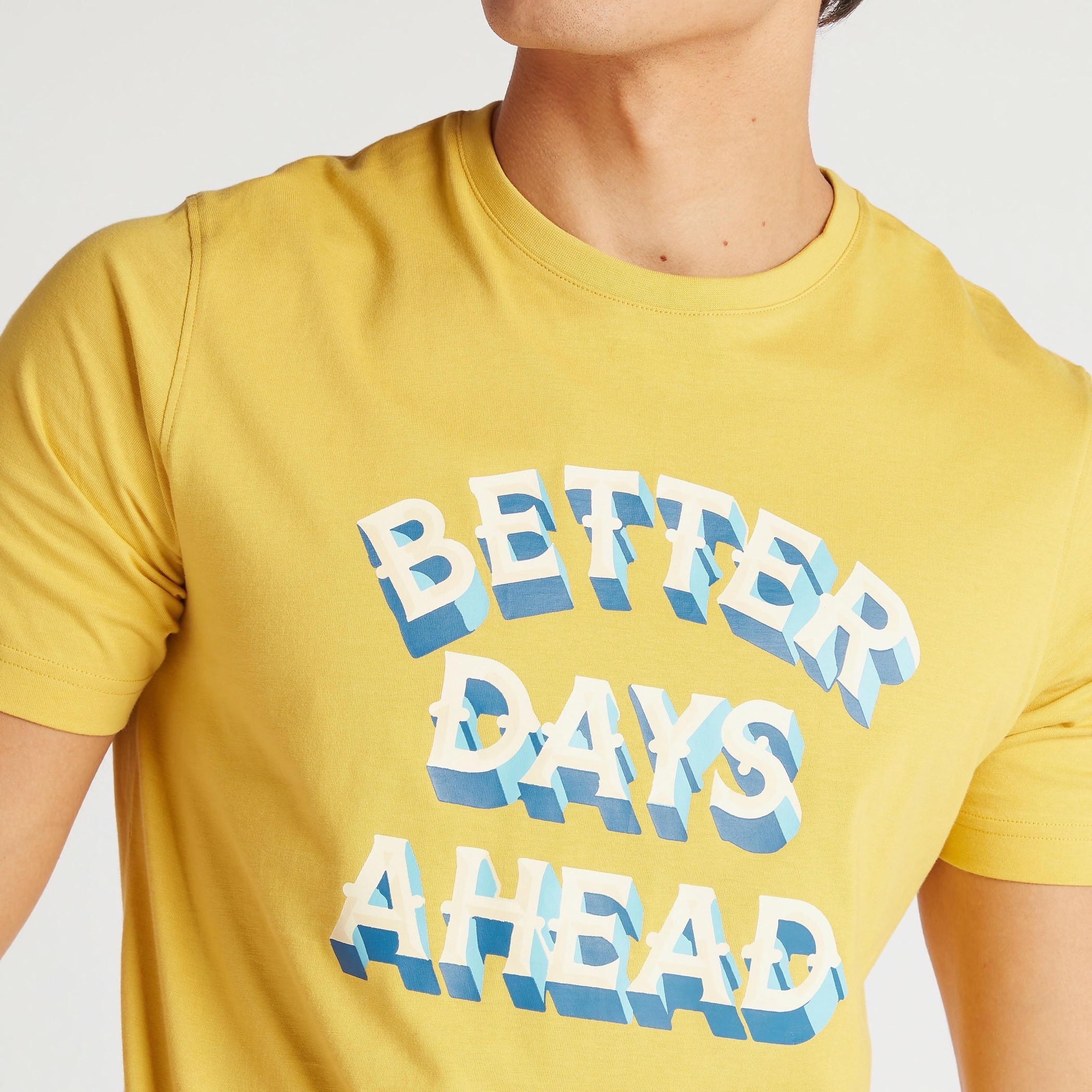 تيشيرت بياقة ضيّقة وأكمام قصيرة وطبعات شعار-men-clothing-tshirtsandpolos-tshirts-image-3