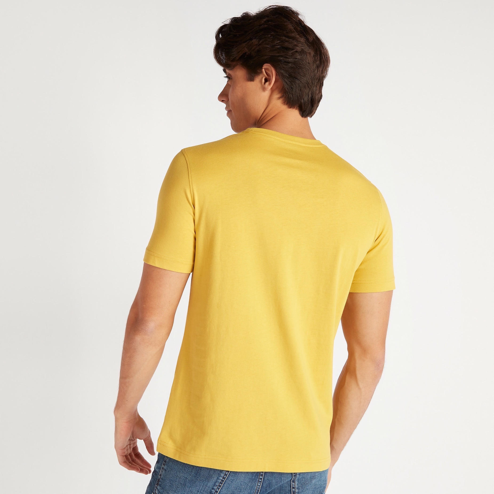 تيشيرت بياقة ضيّقة وأكمام قصيرة وطبعات شعار-men-clothing-tshirtsandpolos-tshirts-image-4