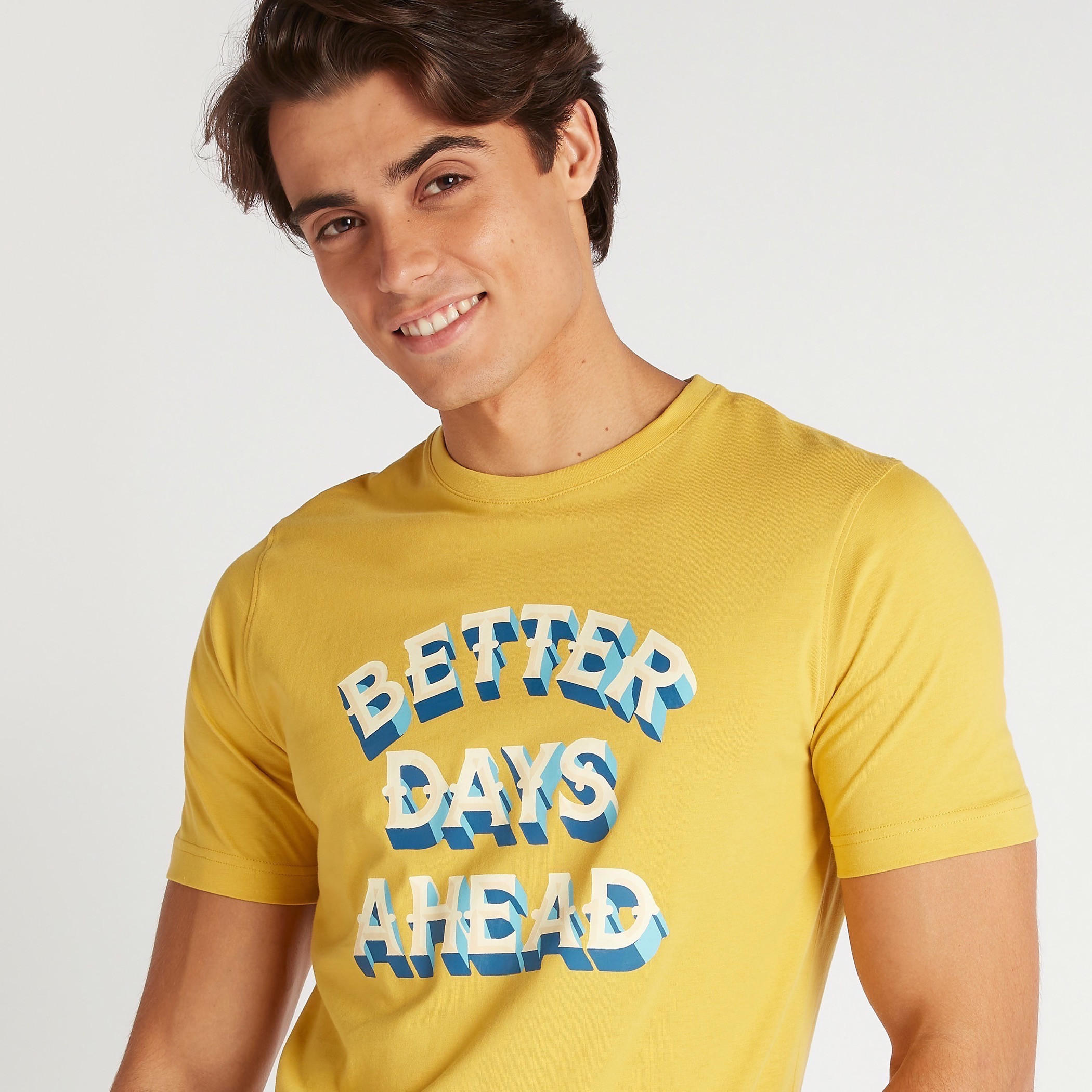 تيشيرت بياقة ضيّقة وأكمام قصيرة وطبعات شعار-men-clothing-tshirtsandpolos-tshirts-image-5
