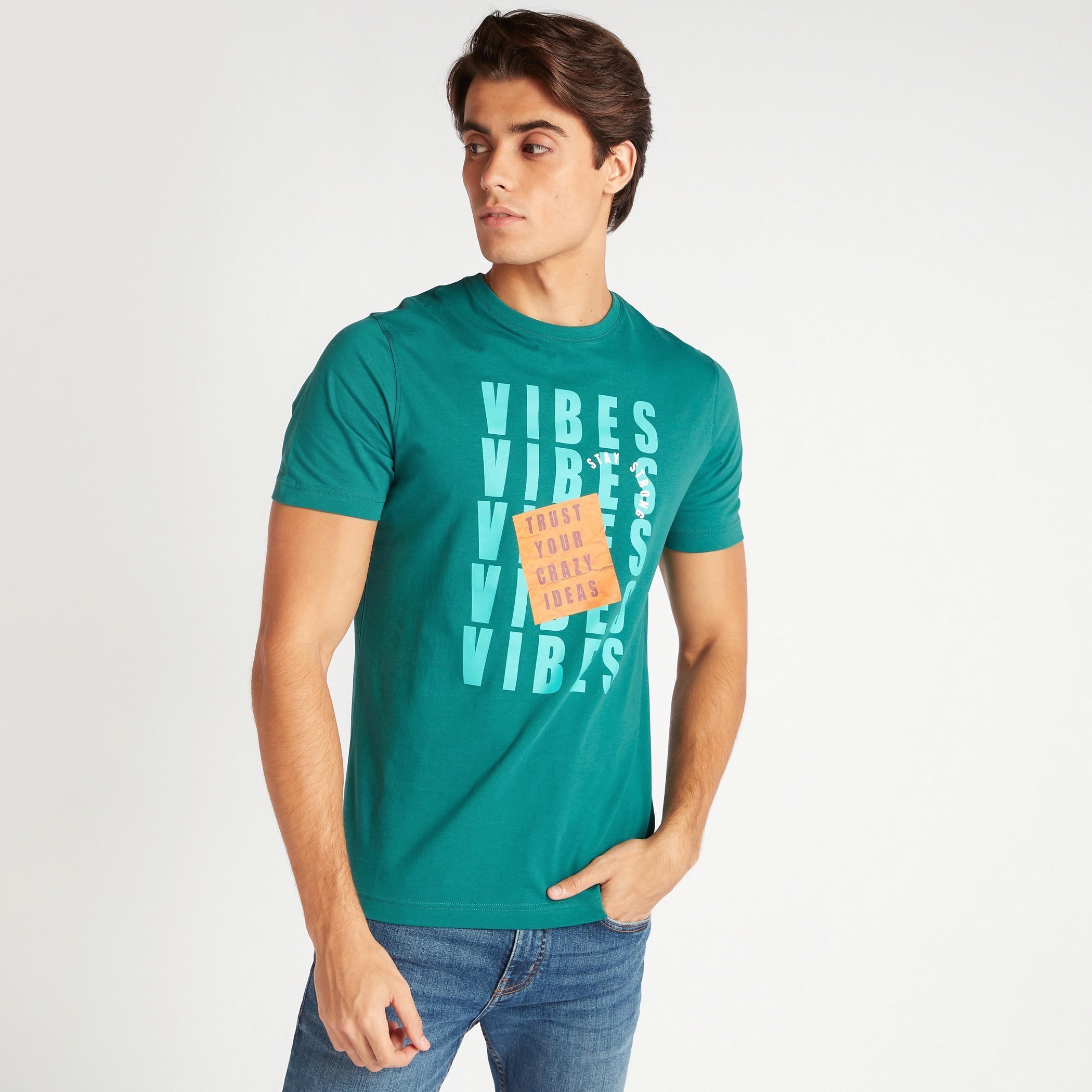 تيشيرت بقصة سليم وياقة ضيقة وأكمام قصيرة وطبعات-men-clothing-tshirtsandpolos-tshirts-image-1