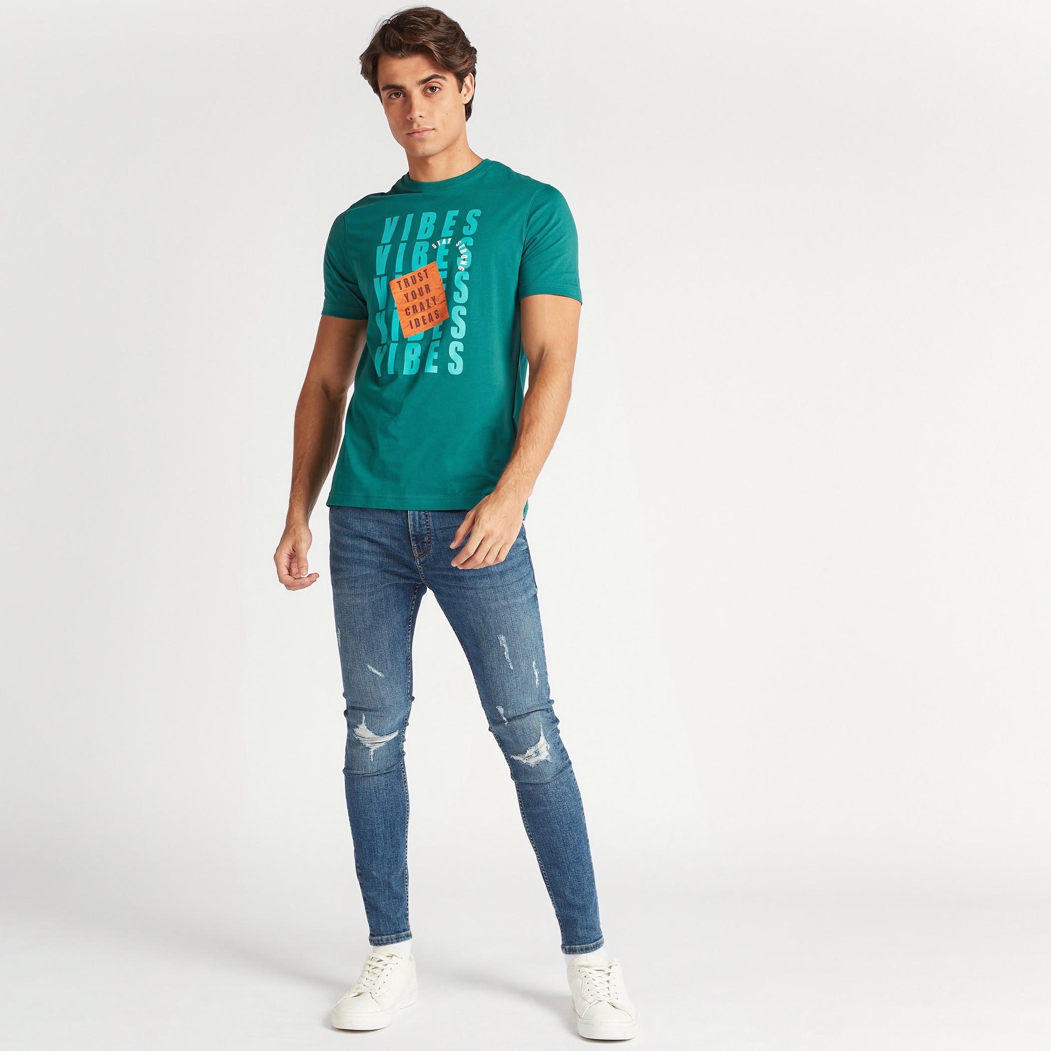 تيشيرت بقصة سليم وياقة ضيقة وأكمام قصيرة وطبعات-men-clothing-tshirtsandpolos-tshirts-image-2