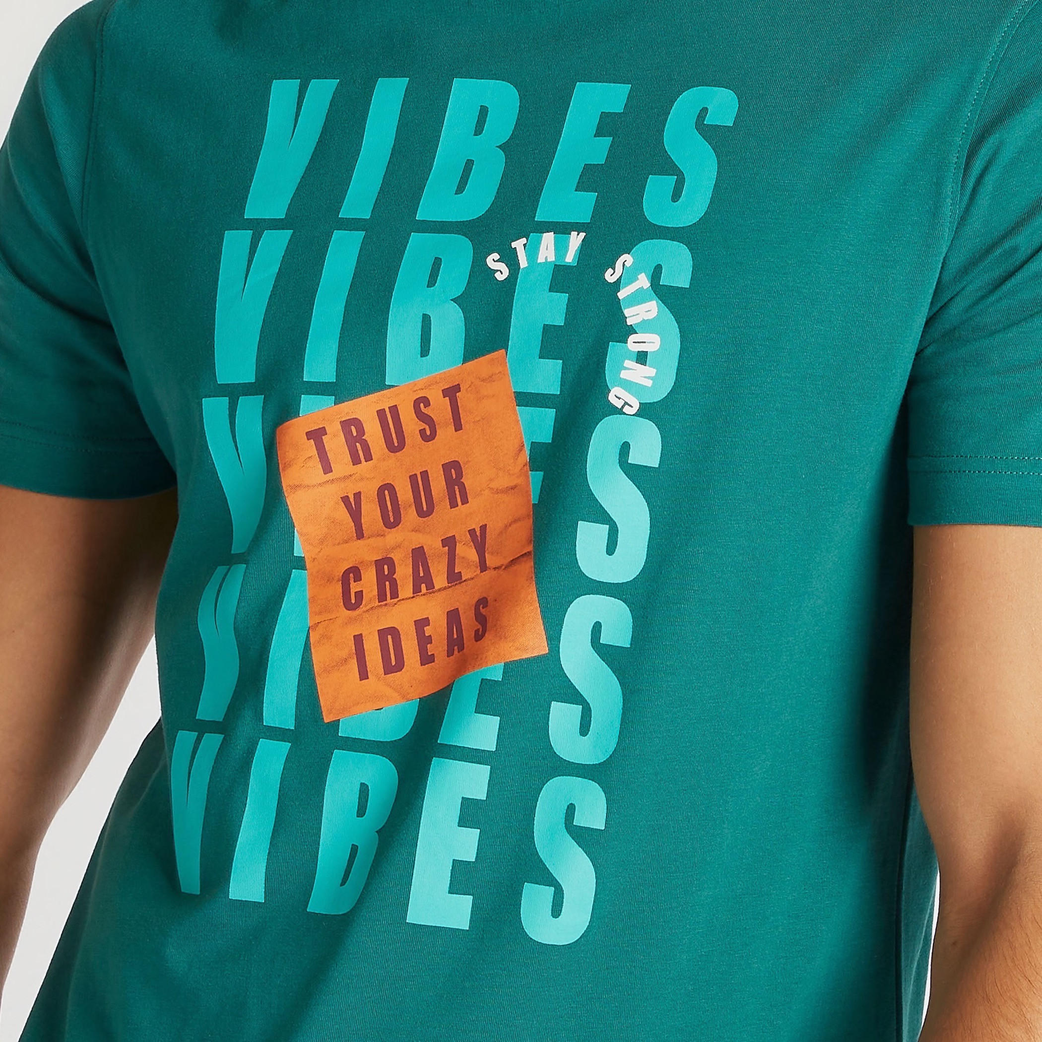 تيشيرت بقصة سليم وياقة ضيقة وأكمام قصيرة وطبعات-men-clothing-tshirtsandpolos-tshirts-image-3
