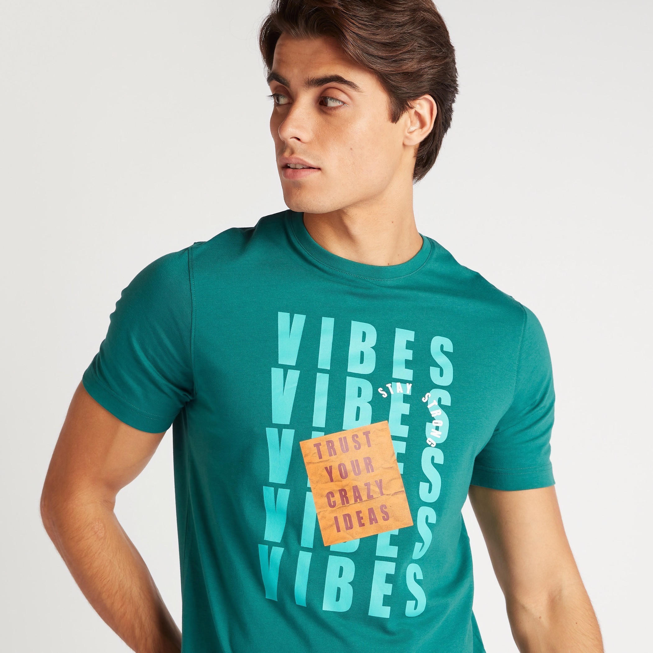 تيشيرت بقصة سليم وياقة ضيقة وأكمام قصيرة وطبعات-men-clothing-tshirtsandpolos-tshirts-image-5