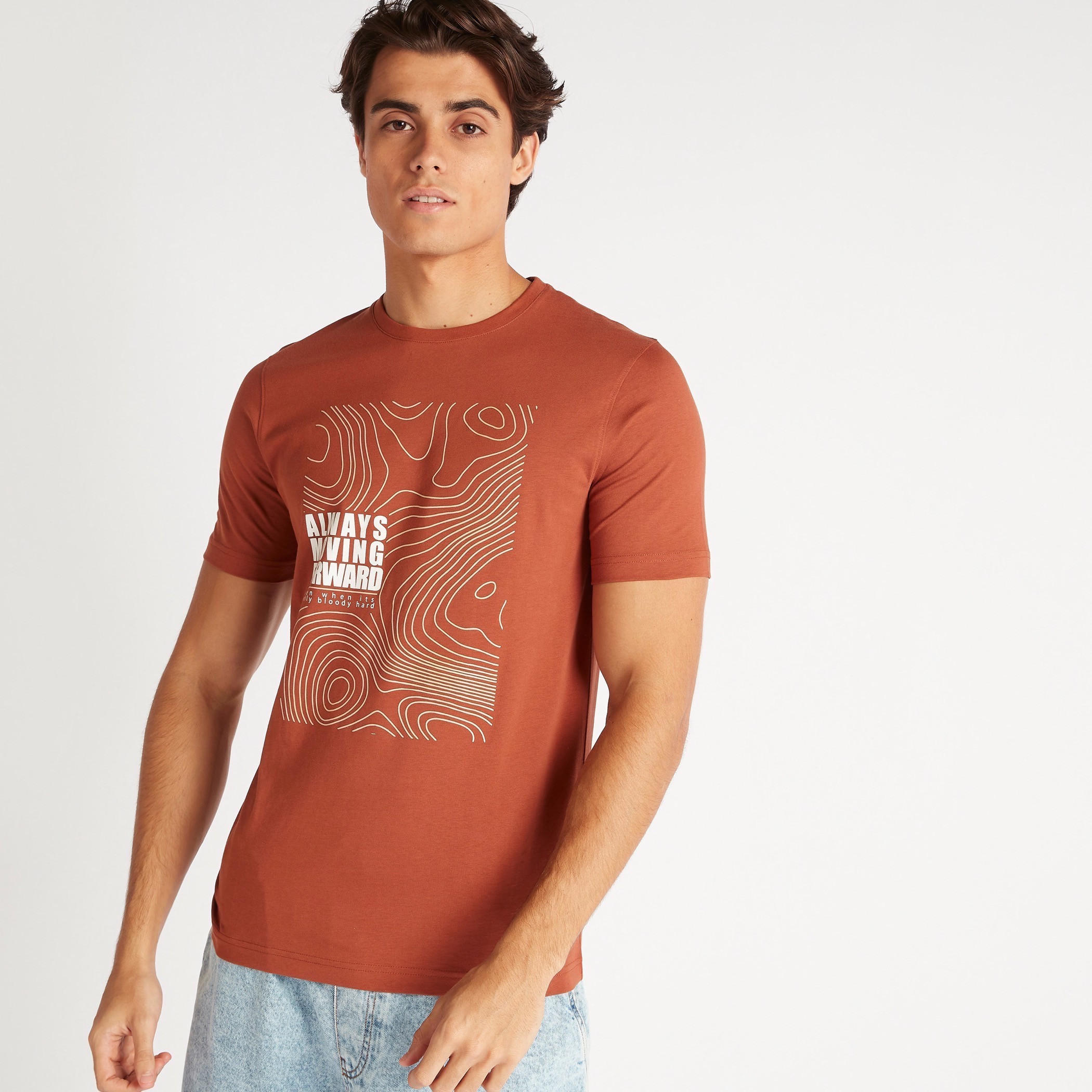 تيشيرت بياقة ضيّقة وأكمام قصيرة وطبعات جرافيك-men-clothing-tshirtsandpolos-tshirts-image-1
