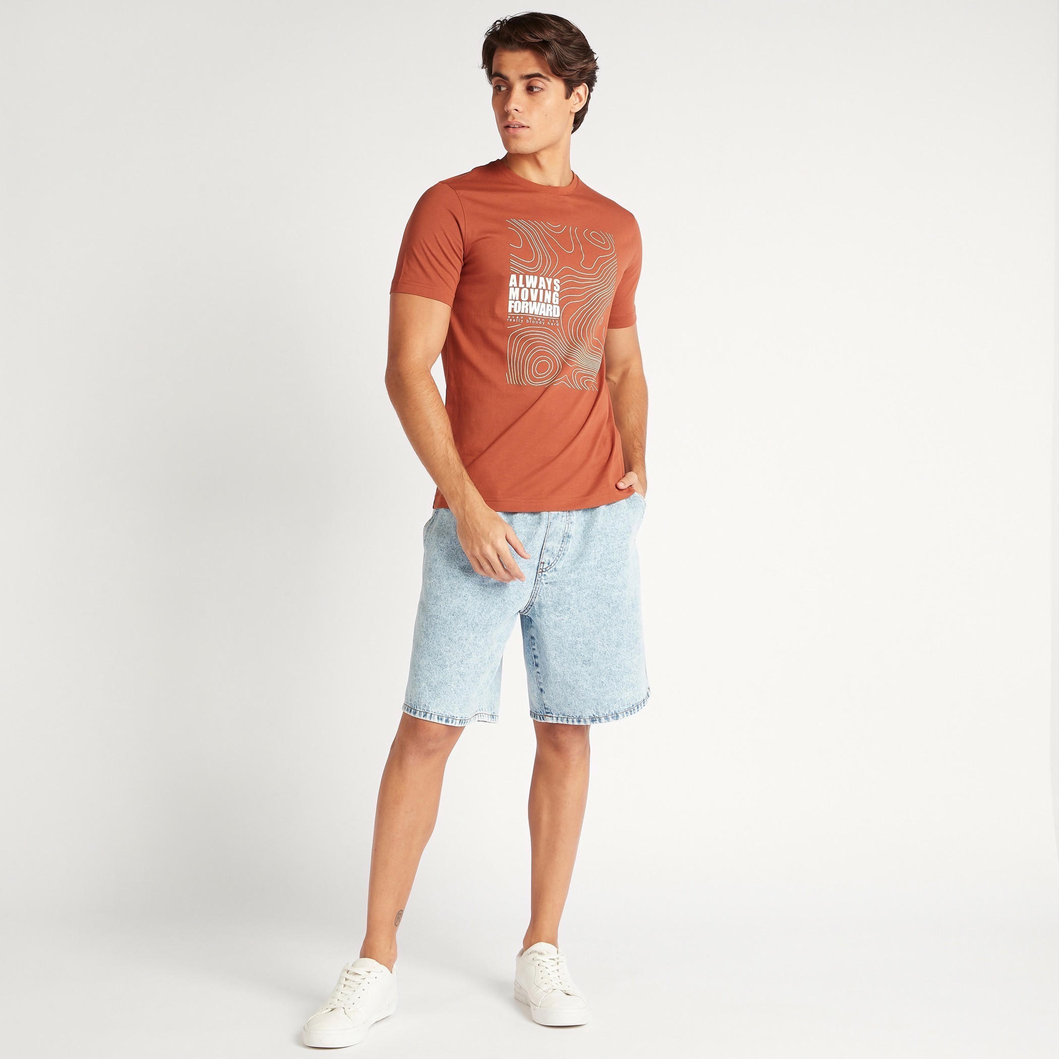 تيشيرت بياقة ضيّقة وأكمام قصيرة وطبعات جرافيك-men-clothing-tshirtsandpolos-tshirts-image-2