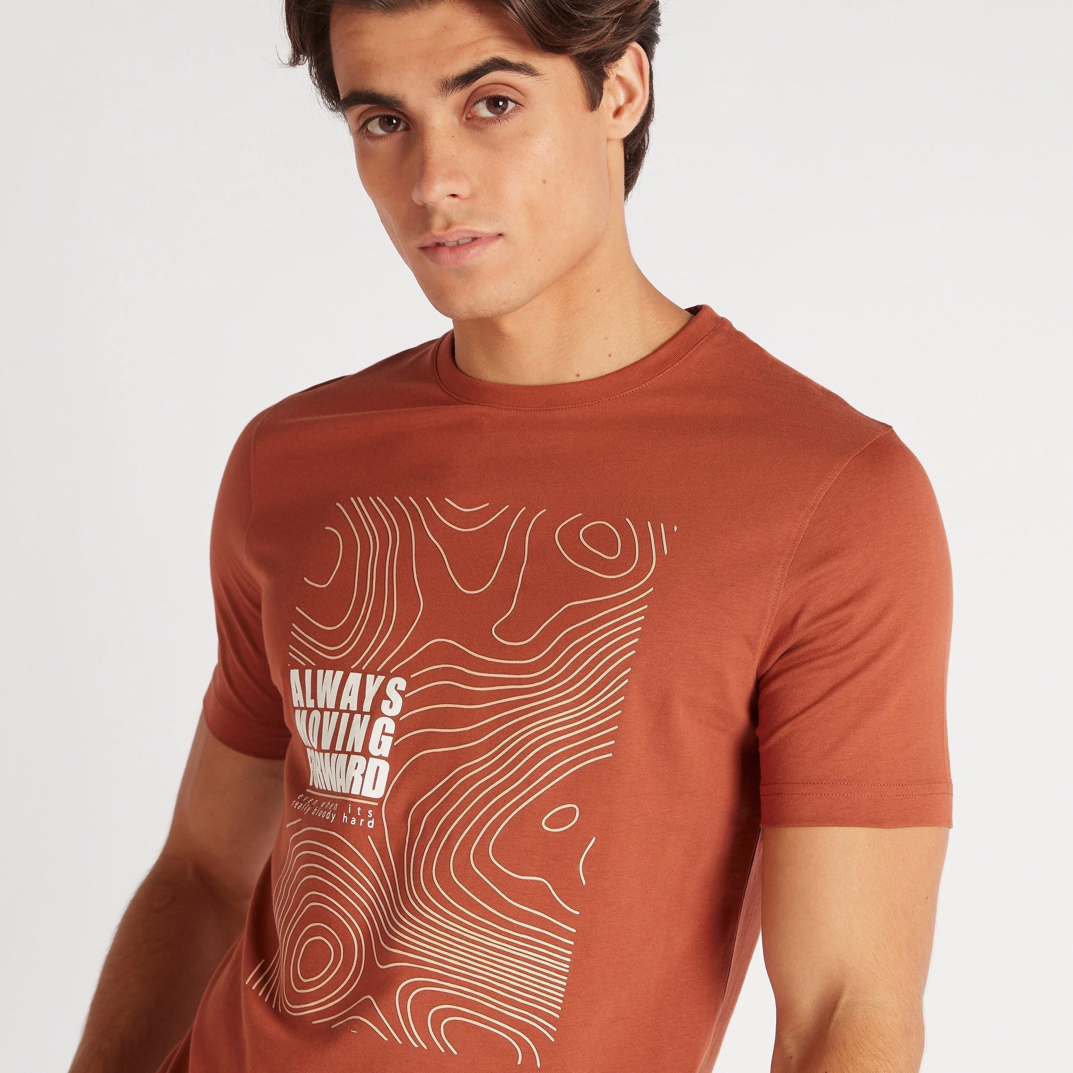 تيشيرت بياقة ضيّقة وأكمام قصيرة وطبعات جرافيك-men-clothing-tshirtsandpolos-tshirts-image-3