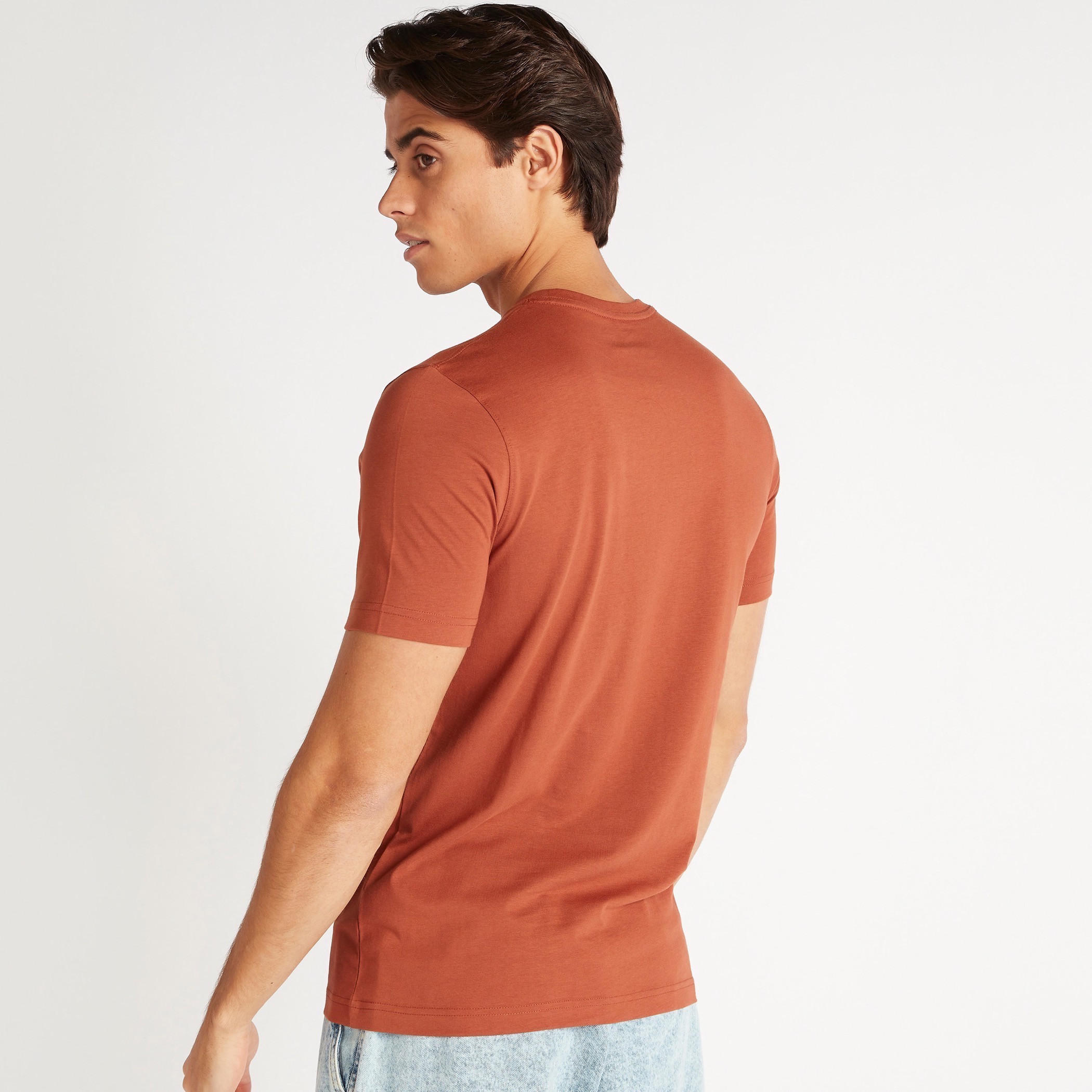تيشيرت بياقة ضيّقة وأكمام قصيرة وطبعات جرافيك-men-clothing-tshirtsandpolos-tshirts-image-4