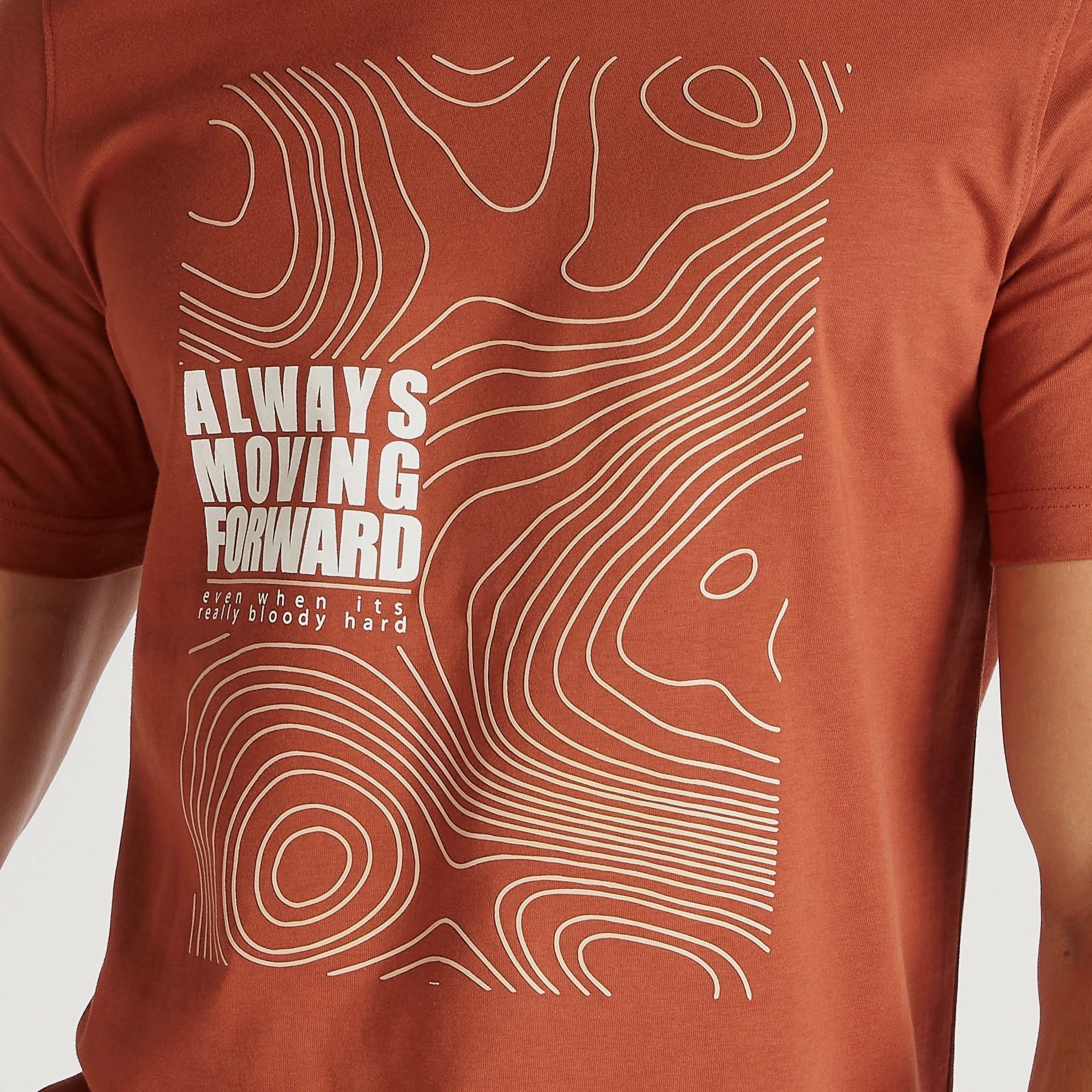 تيشيرت بياقة ضيّقة وأكمام قصيرة وطبعات جرافيك-men-clothing-tshirtsandpolos-tshirts-image-5