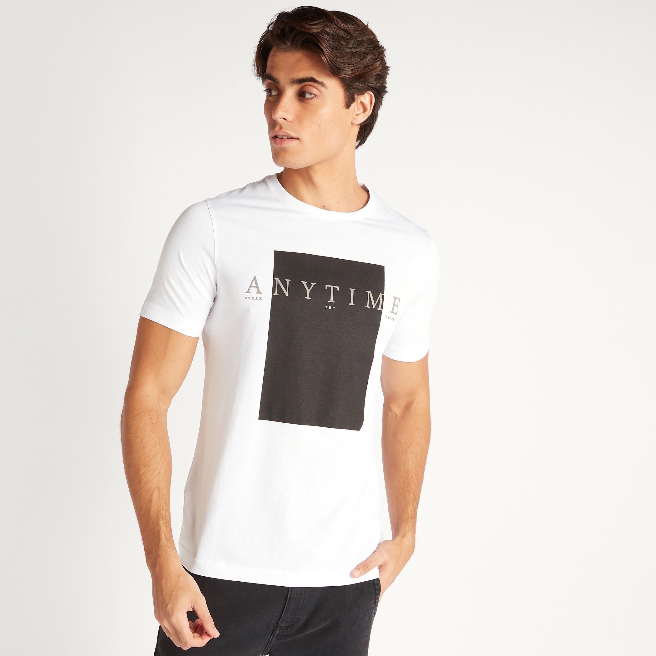 تيشيرت بقصّة سليم وياقة ضيقة وأكمام قصيرة وطبعات-men-clothing-tshirtsandpolos-tshirts-image-1