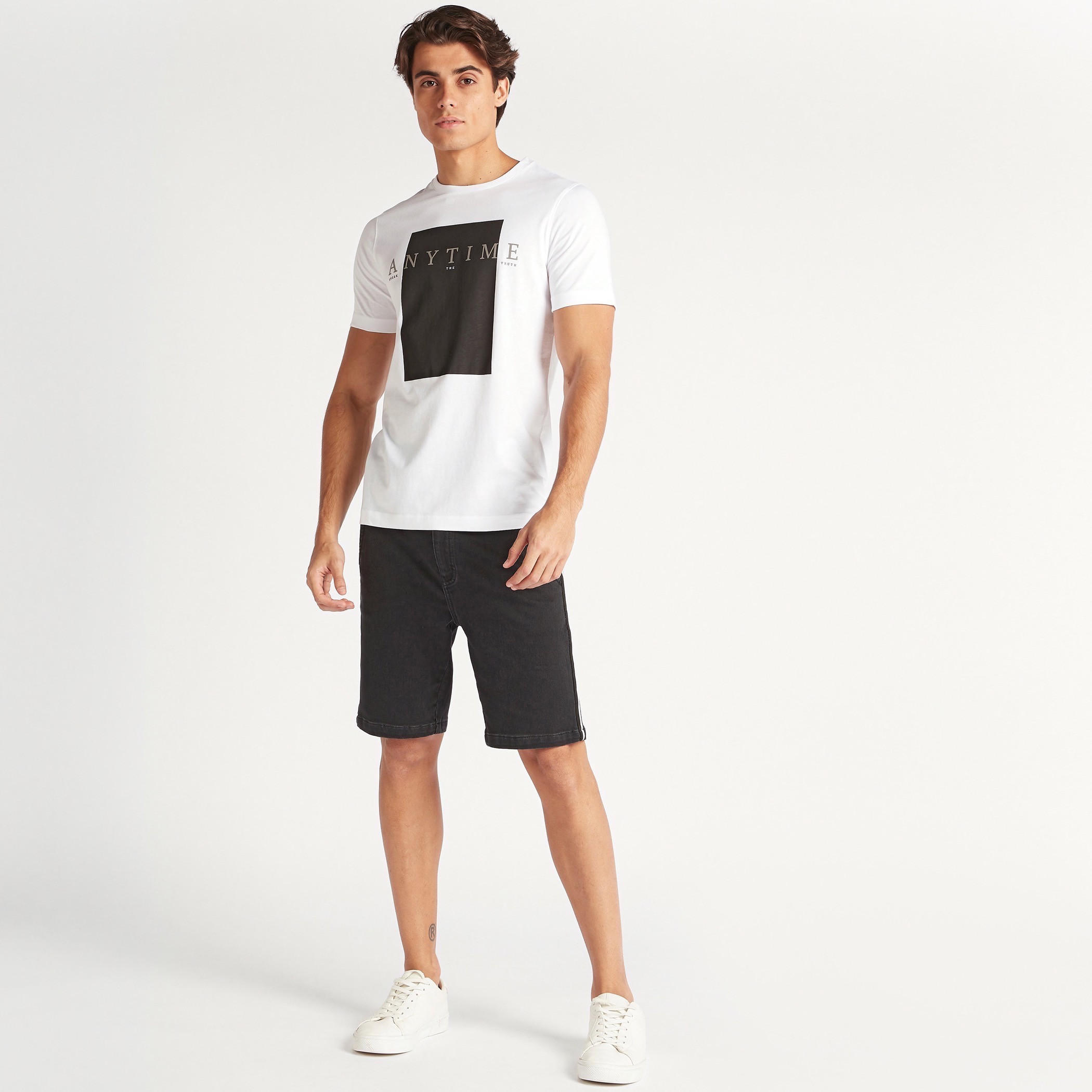 تيشيرت بقصّة سليم وياقة ضيقة وأكمام قصيرة وطبعات-men-clothing-tshirtsandpolos-tshirts-image-2