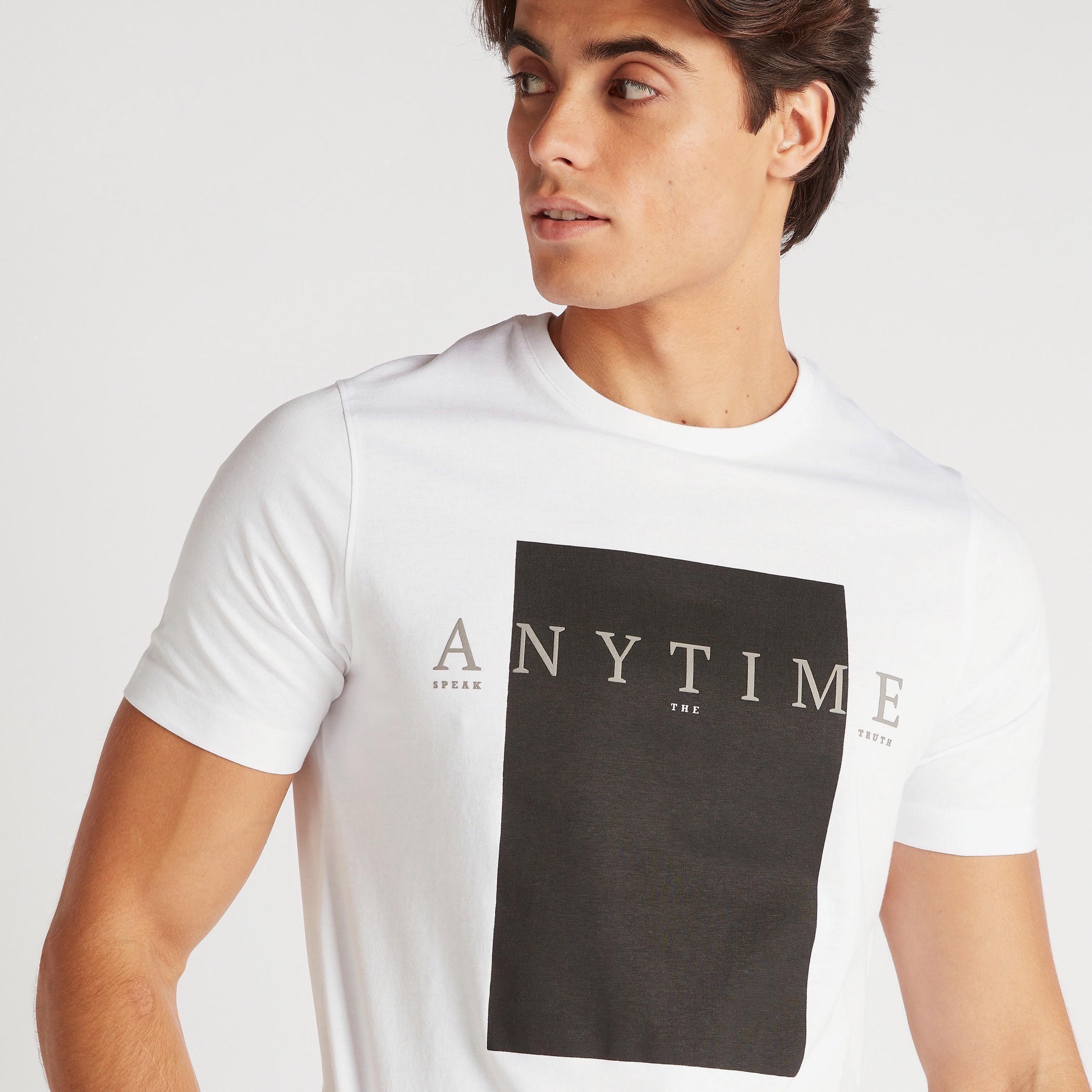 تيشيرت بقصّة سليم وياقة ضيقة وأكمام قصيرة وطبعات-men-clothing-tshirtsandpolos-tshirts-image-3