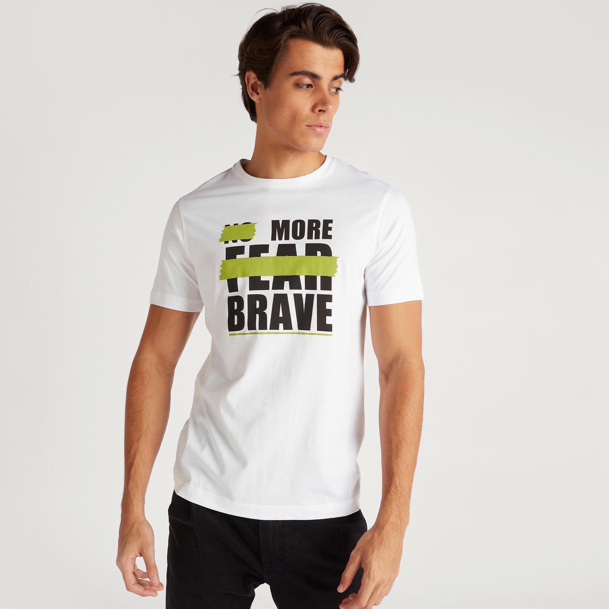 تيشيرت بياقة ضيّقة وأكمام قصيرة وطبعات شعار-men-clothing-tshirtsandpolos-tshirts-image-1