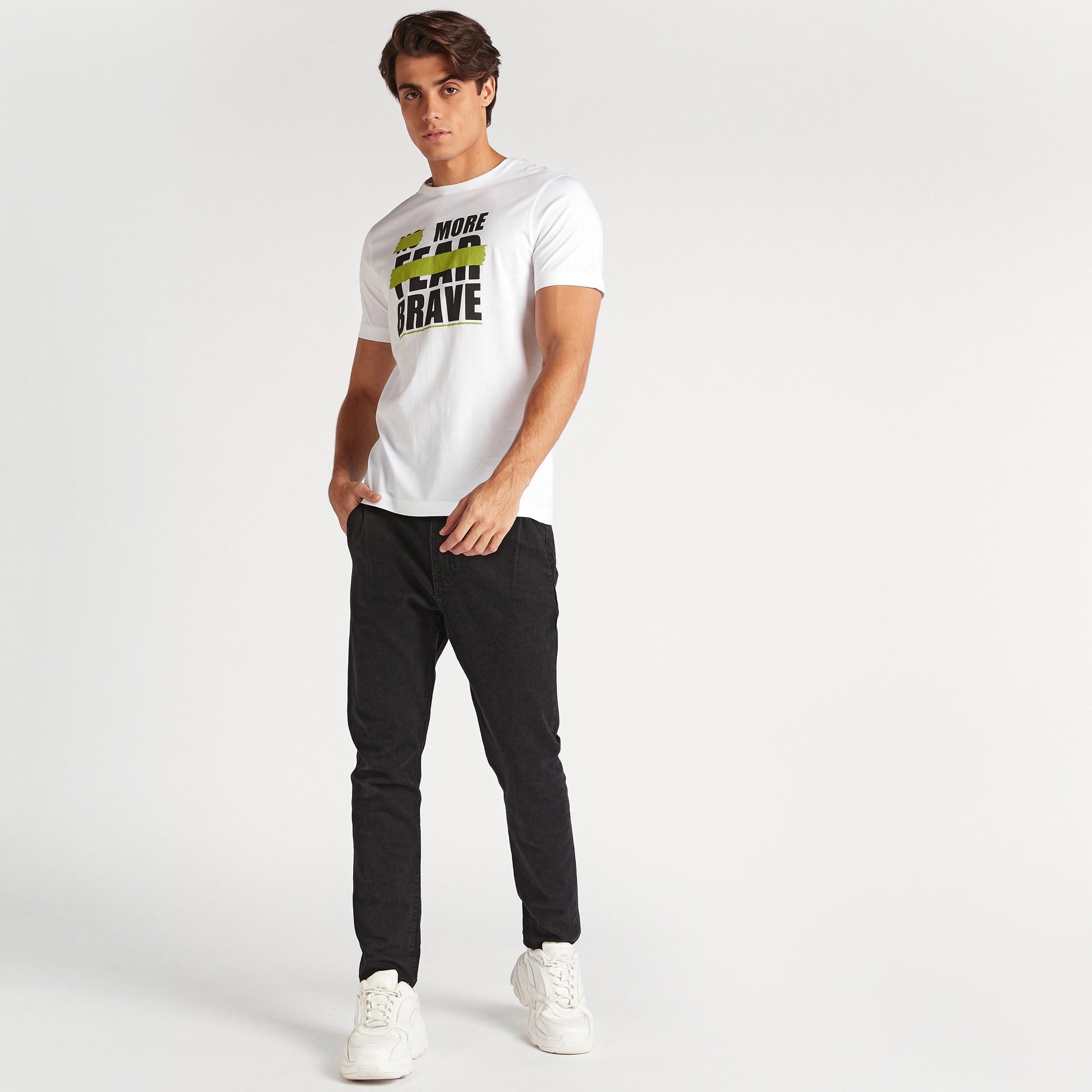تيشيرت بياقة ضيّقة وأكمام قصيرة وطبعات شعار-men-clothing-tshirtsandpolos-tshirts-image-2