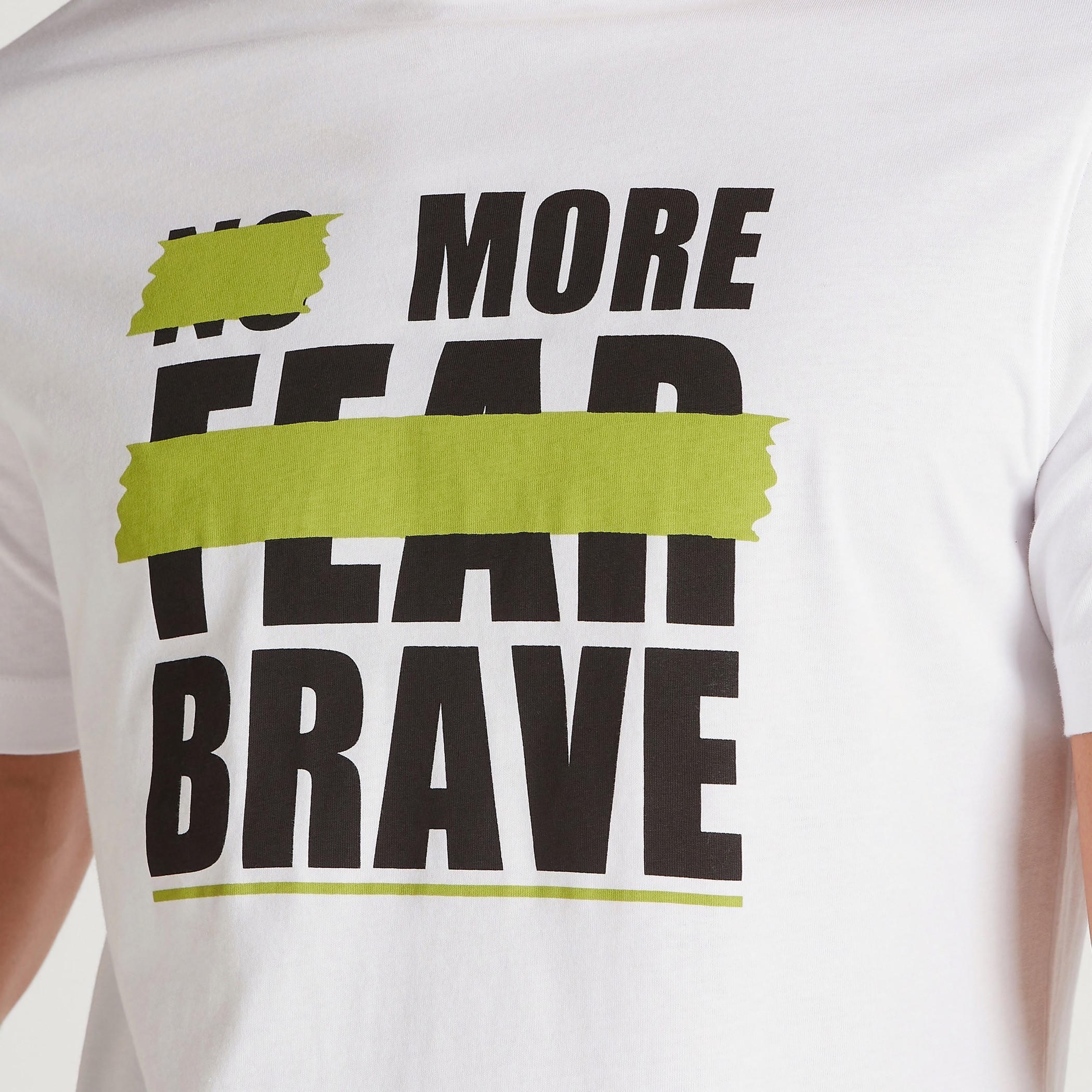 تيشيرت بياقة ضيّقة وأكمام قصيرة وطبعات شعار-men-clothing-tshirtsandpolos-tshirts-image-3