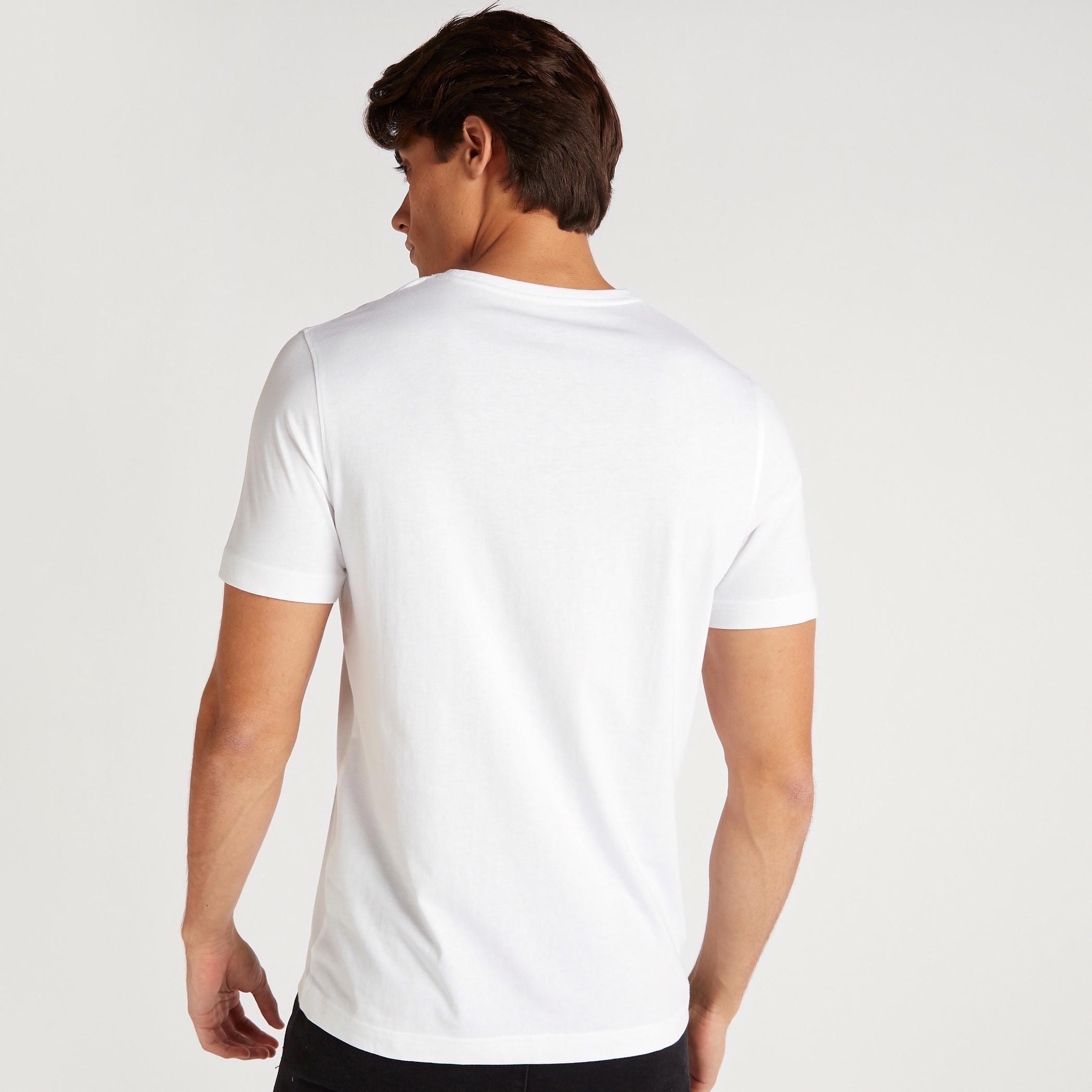 تيشيرت بياقة ضيّقة وأكمام قصيرة وطبعات شعار-men-clothing-tshirtsandpolos-tshirts-image-4