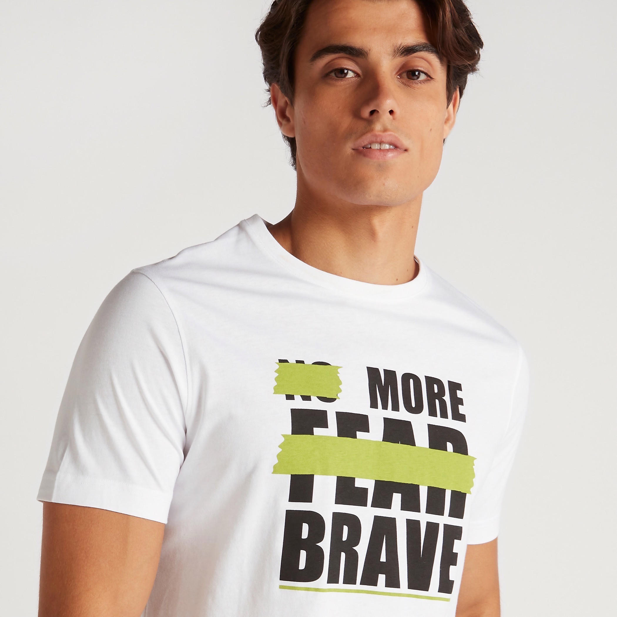 تيشيرت بياقة ضيّقة وأكمام قصيرة وطبعات شعار-men-clothing-tshirtsandpolos-tshirts-image-5