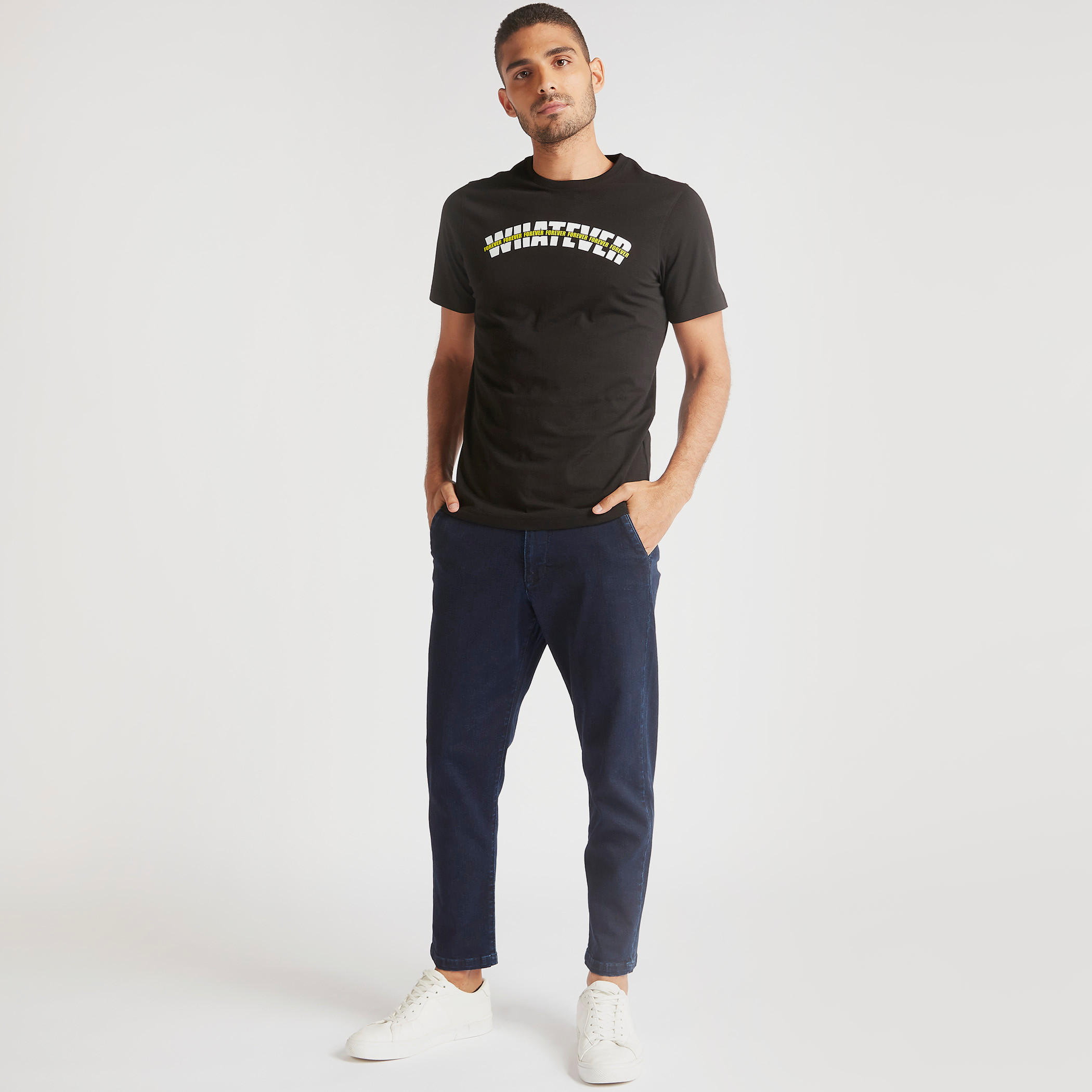 تيشيرت بقصة سليم وياقة ضيقة وأكمام قصيرة وطبعات-men-clothing-tshirtsandpolos-tshirts-image-2