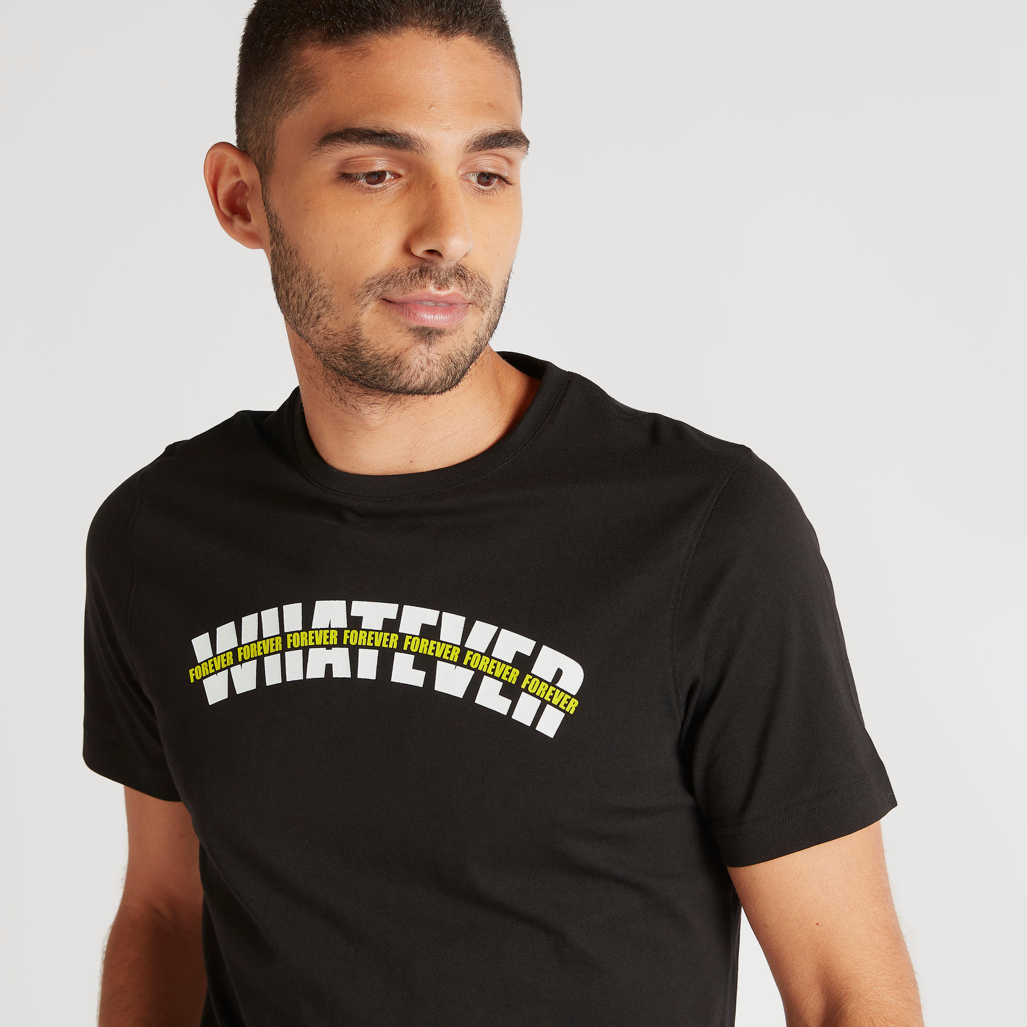 تيشيرت بقصة سليم وياقة ضيقة وأكمام قصيرة وطبعات-men-clothing-tshirtsandpolos-tshirts-image-4