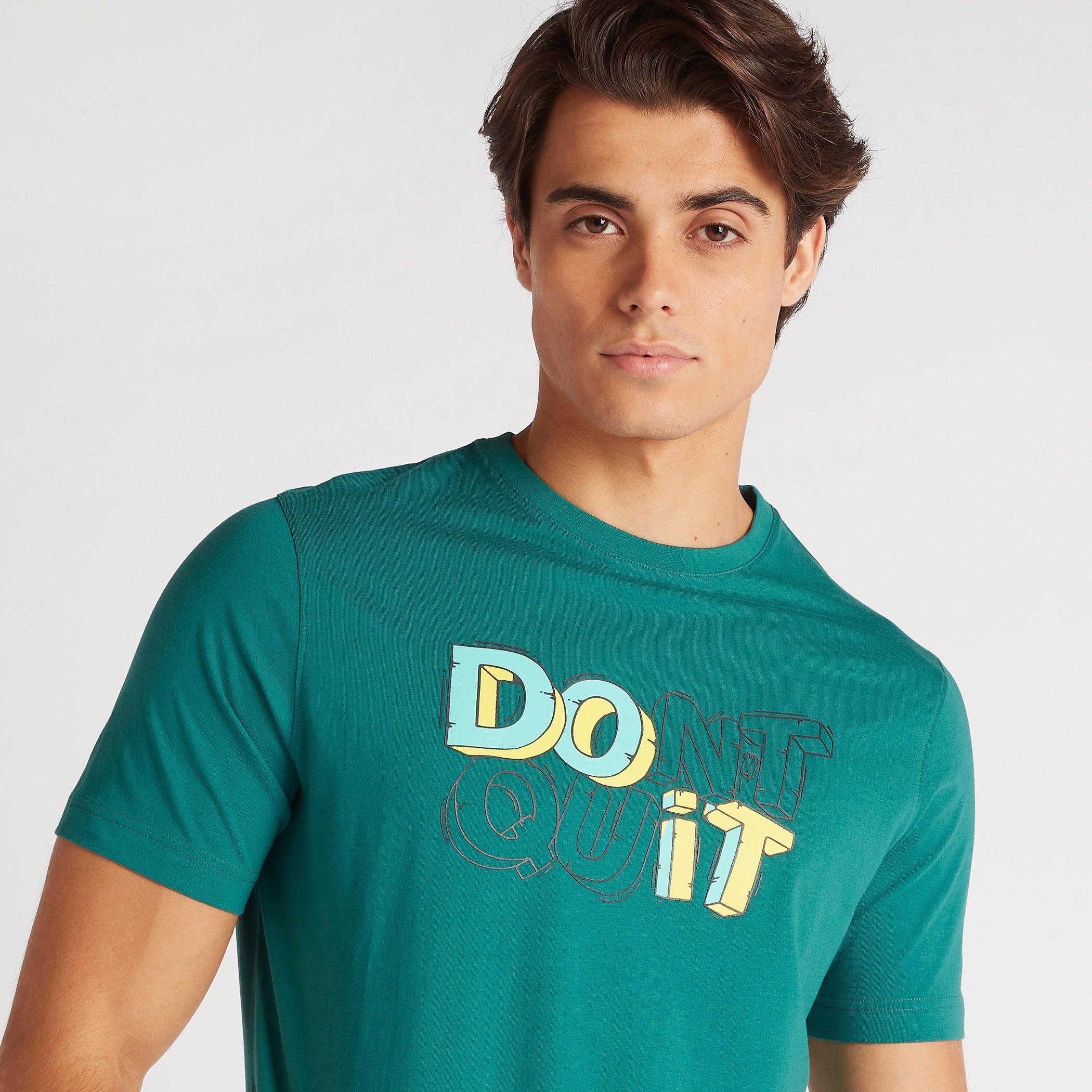 تيشيرت بقصة سليم وياقة ضيقة وأكمام قصيرة وطبعات-men-clothing-tshirtsandpolos-tshirts-image-5