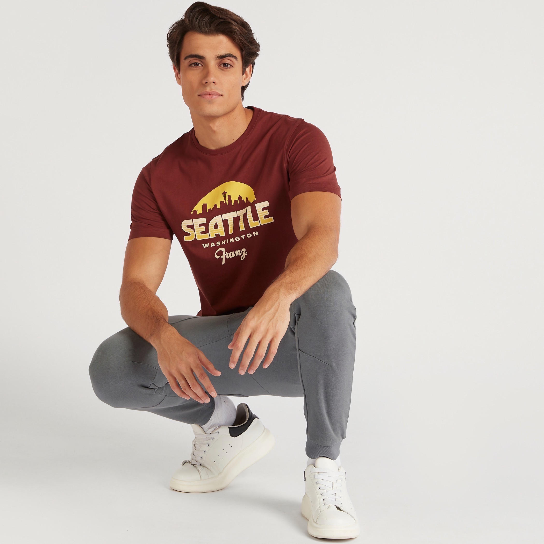تيشيرت بقصة سليم وياقة ضيقة وأكمام قصيرة وطبعات-men-clothing-tshirtsandpolos-tshirts-image-2