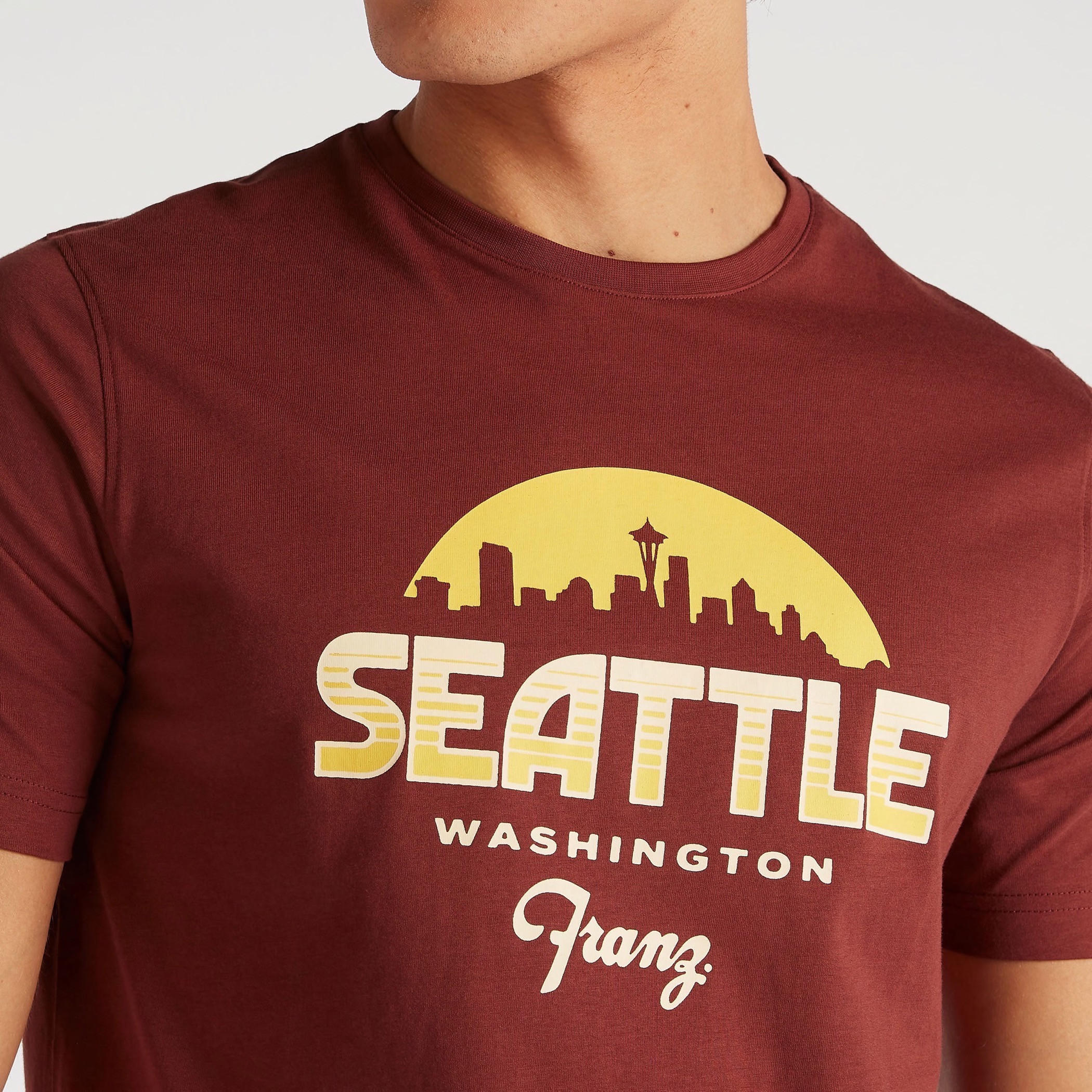 تيشيرت بقصة سليم وياقة ضيقة وأكمام قصيرة وطبعات-men-clothing-tshirtsandpolos-tshirts-image-3