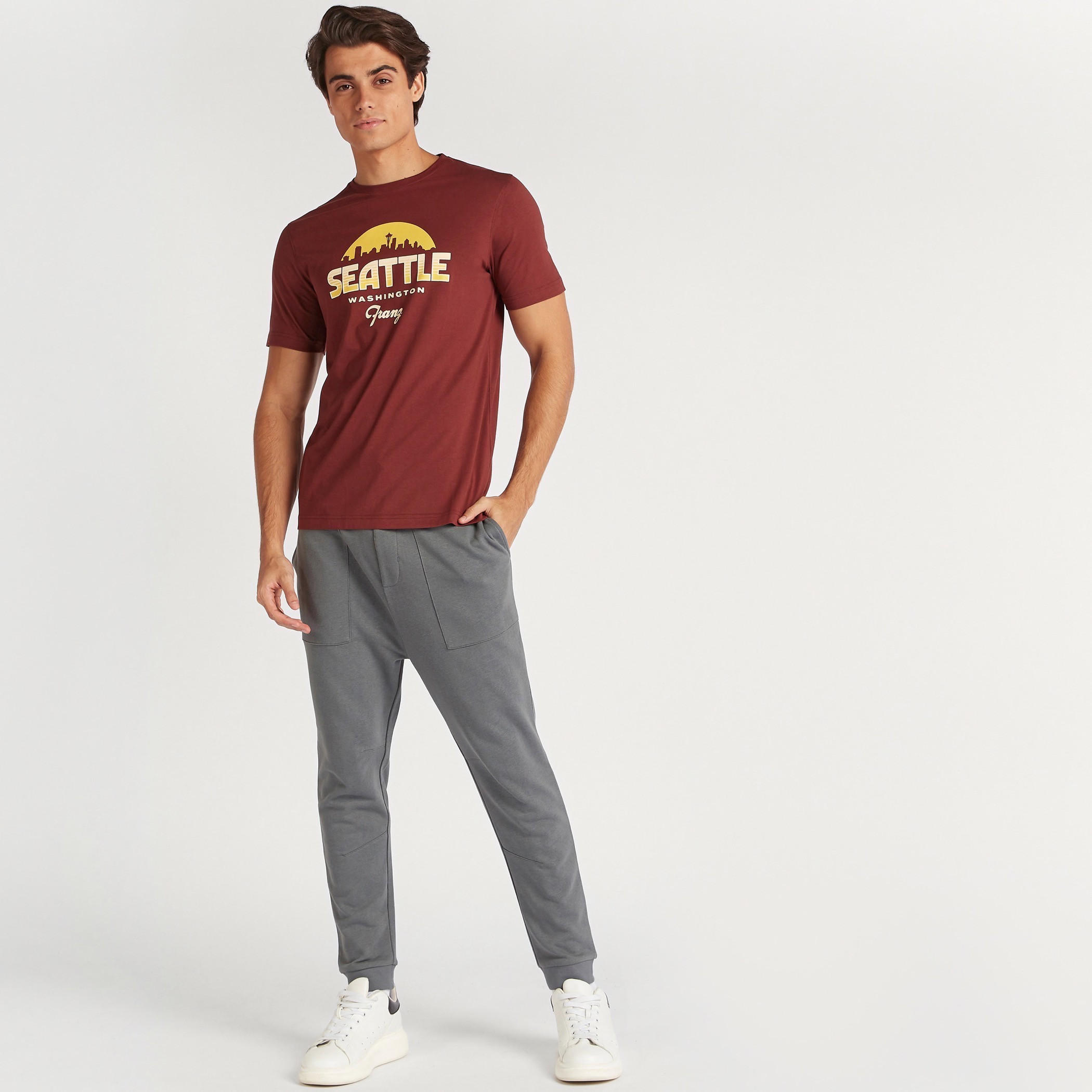 تيشيرت بقصة سليم وياقة ضيقة وأكمام قصيرة وطبعات-men-clothing-tshirtsandpolos-tshirts-image-5