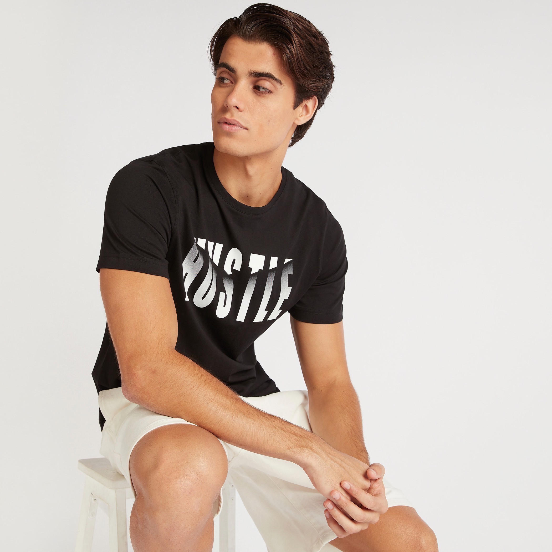 تيشيرت بياقة ضيّقة وأكمام قصيرة وطبعات-men-clothing-tshirtsandpolos-tshirts-image-6