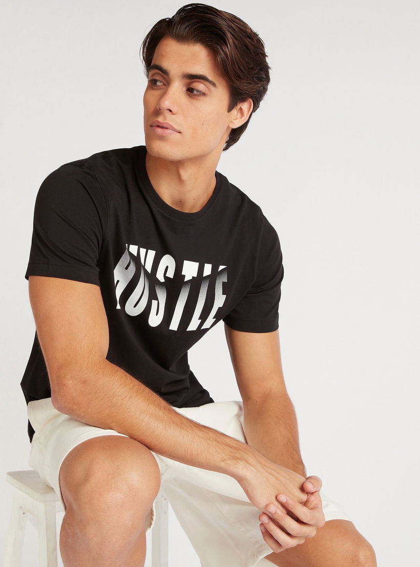 تيشيرت بياقة ضيّقة وأكمام قصيرة وطبعات-men-clothing-tshirtsandpolos-tshirts-image-6