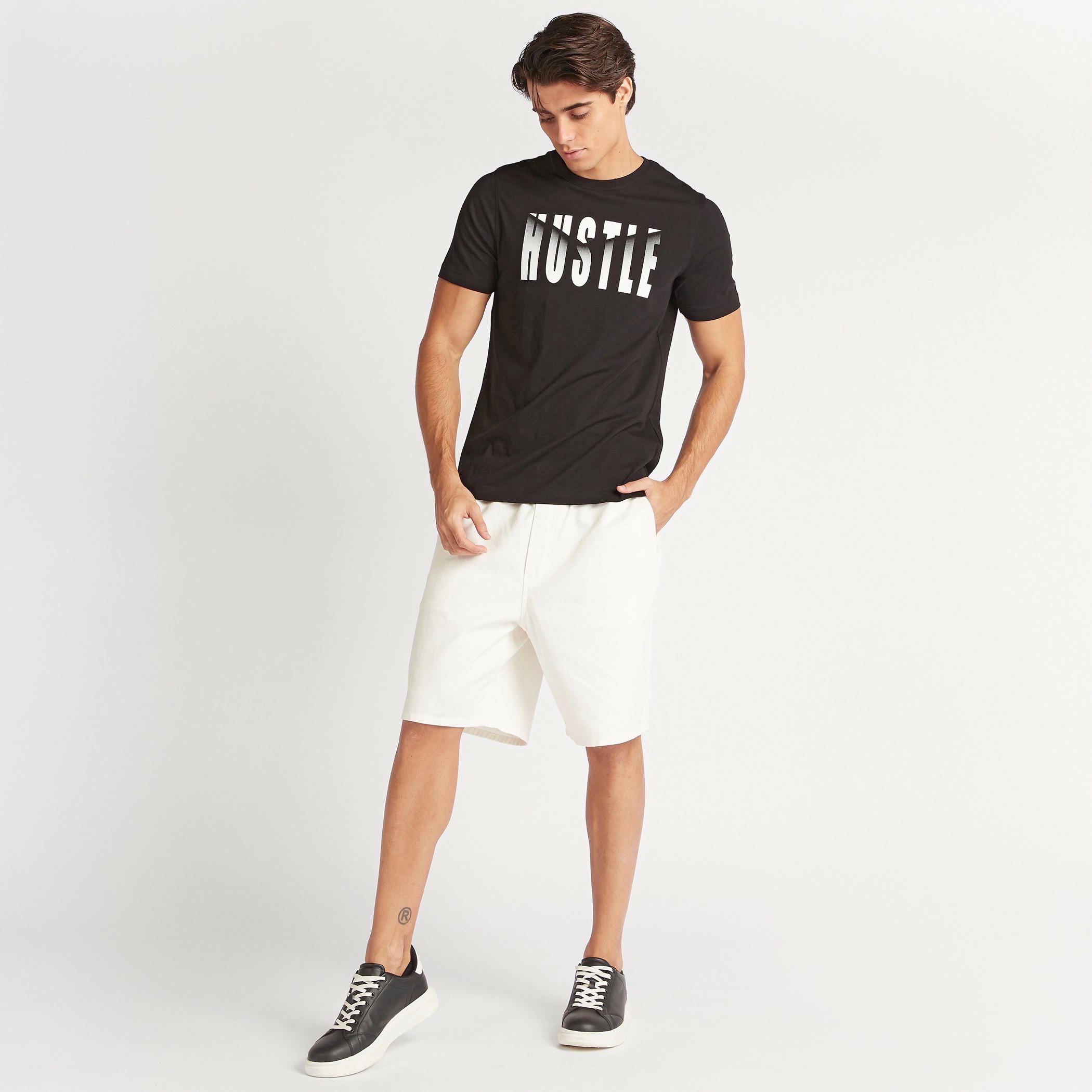 تيشيرت بياقة ضيّقة وأكمام قصيرة وطبعات-men-clothing-tshirtsandpolos-tshirts-image-5