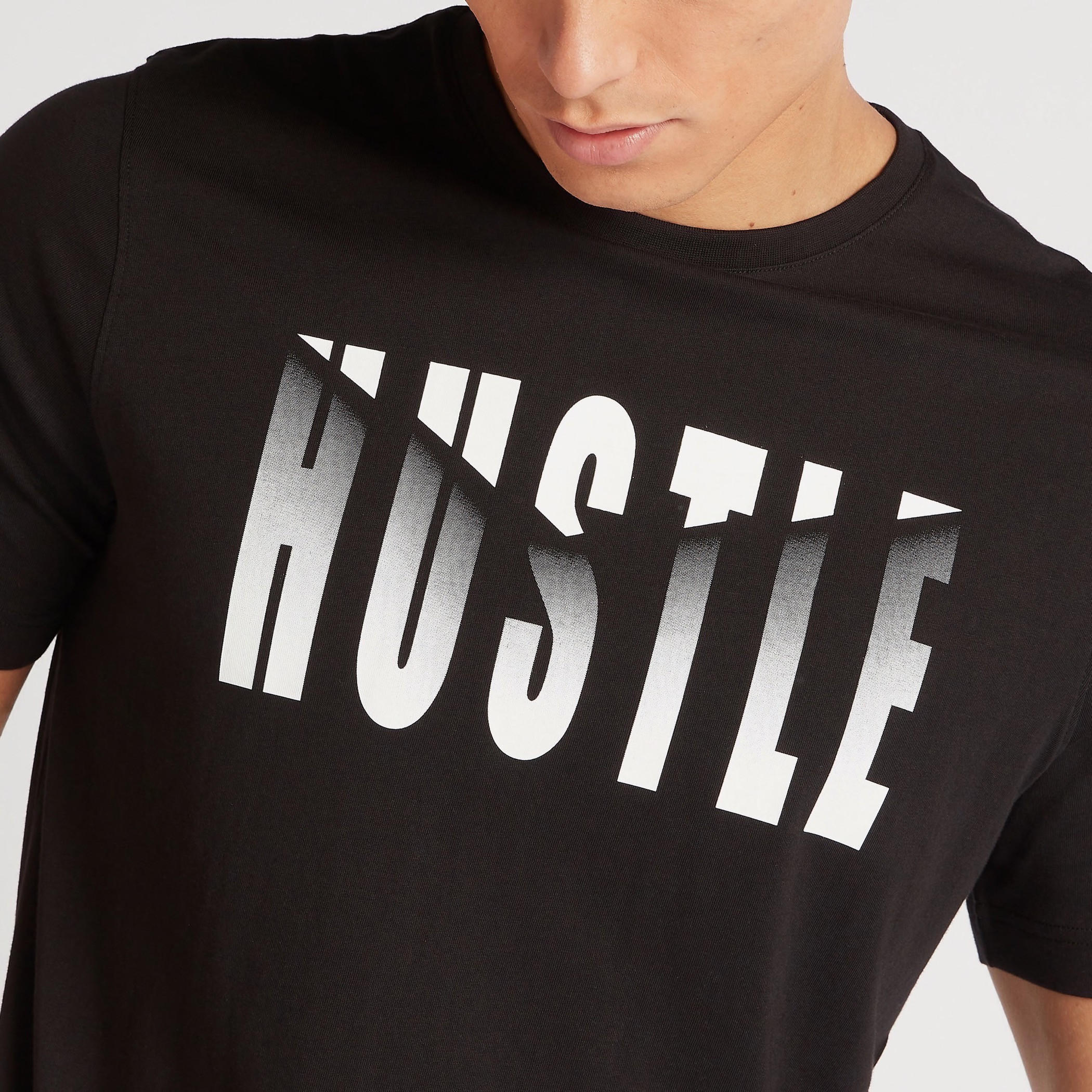 تيشيرت بياقة ضيّقة وأكمام قصيرة وطبعات-men-clothing-tshirtsandpolos-tshirts-image-4