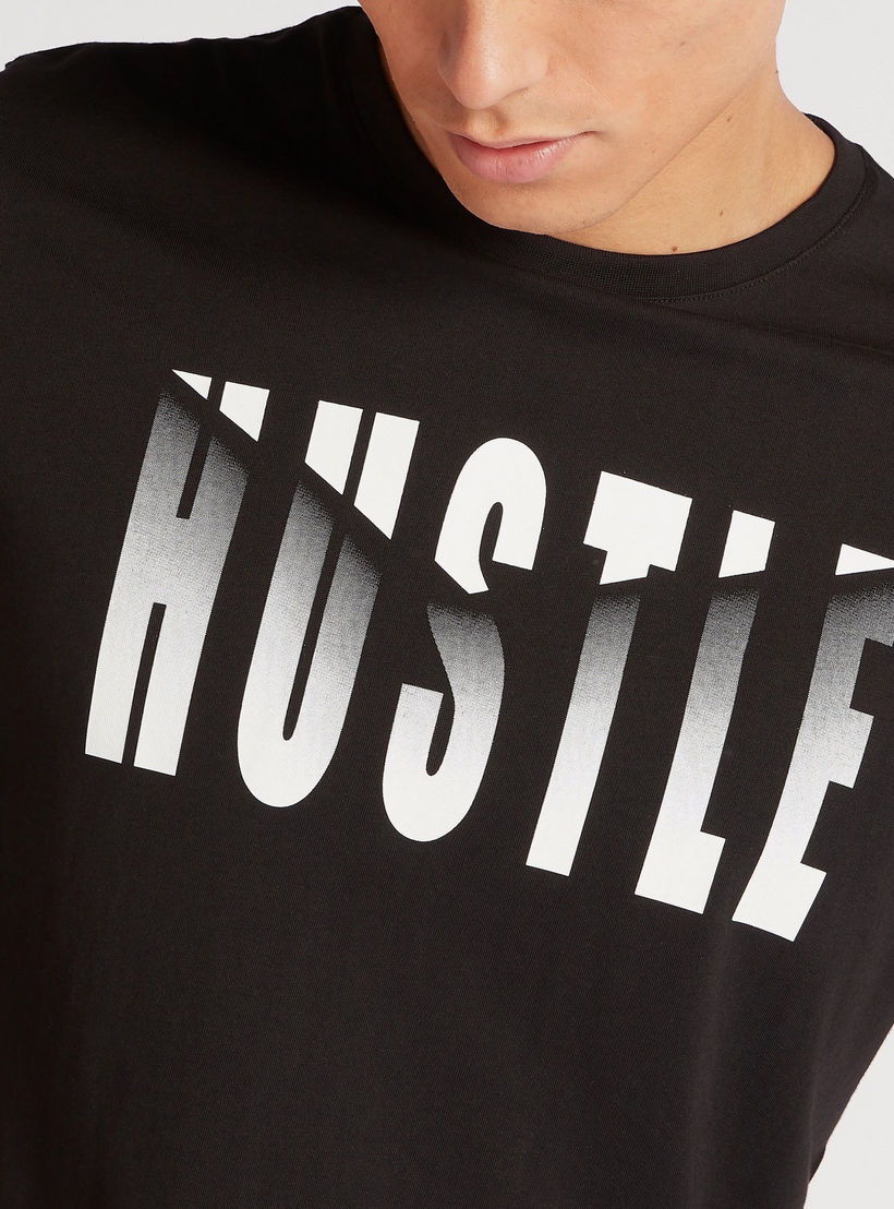 تيشيرت بياقة ضيّقة وأكمام قصيرة وطبعات-men-clothing-tshirtsandpolos-tshirts-image-4