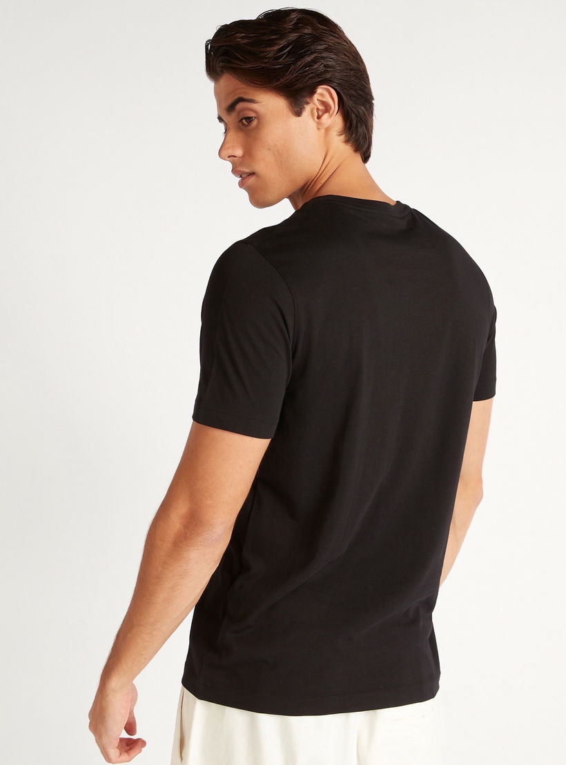 تيشيرت بياقة ضيّقة وأكمام قصيرة وطبعات-men-clothing-tshirtsandpolos-tshirts-image-3