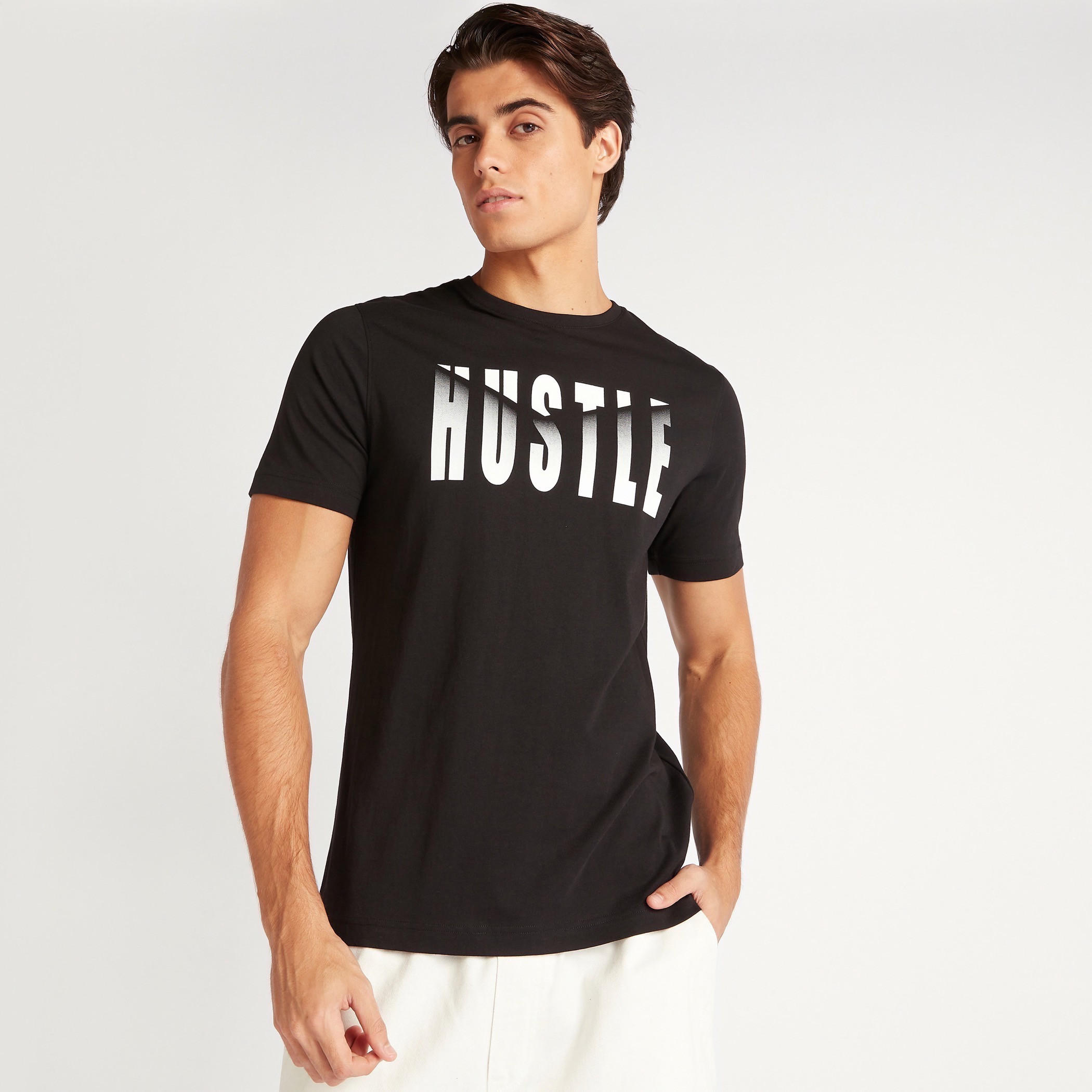 تيشيرت بياقة ضيّقة وأكمام قصيرة وطبعات-men-clothing-tshirtsandpolos-tshirts-image-2