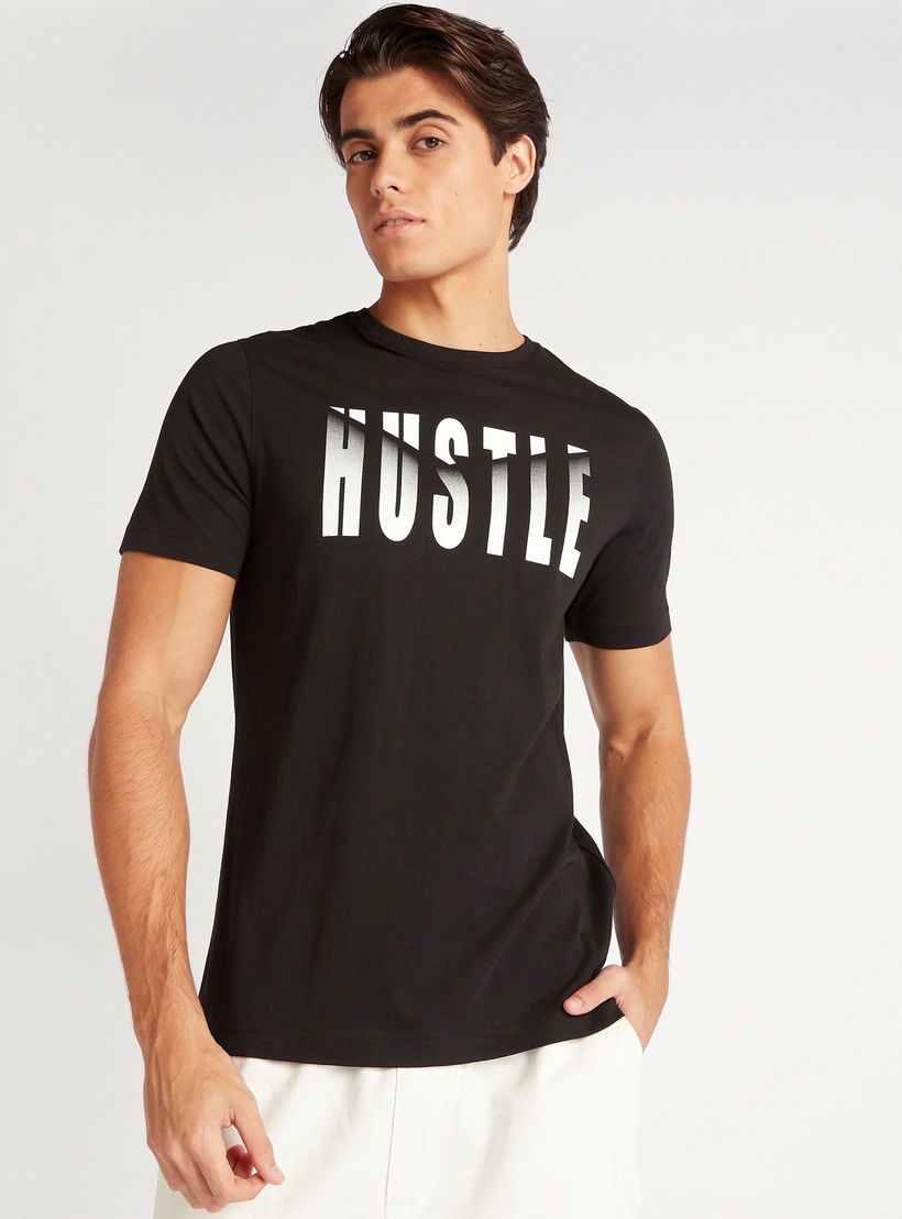 تيشيرت بياقة ضيّقة وأكمام قصيرة وطبعات-men-clothing-tshirtsandpolos-tshirts-image-2
