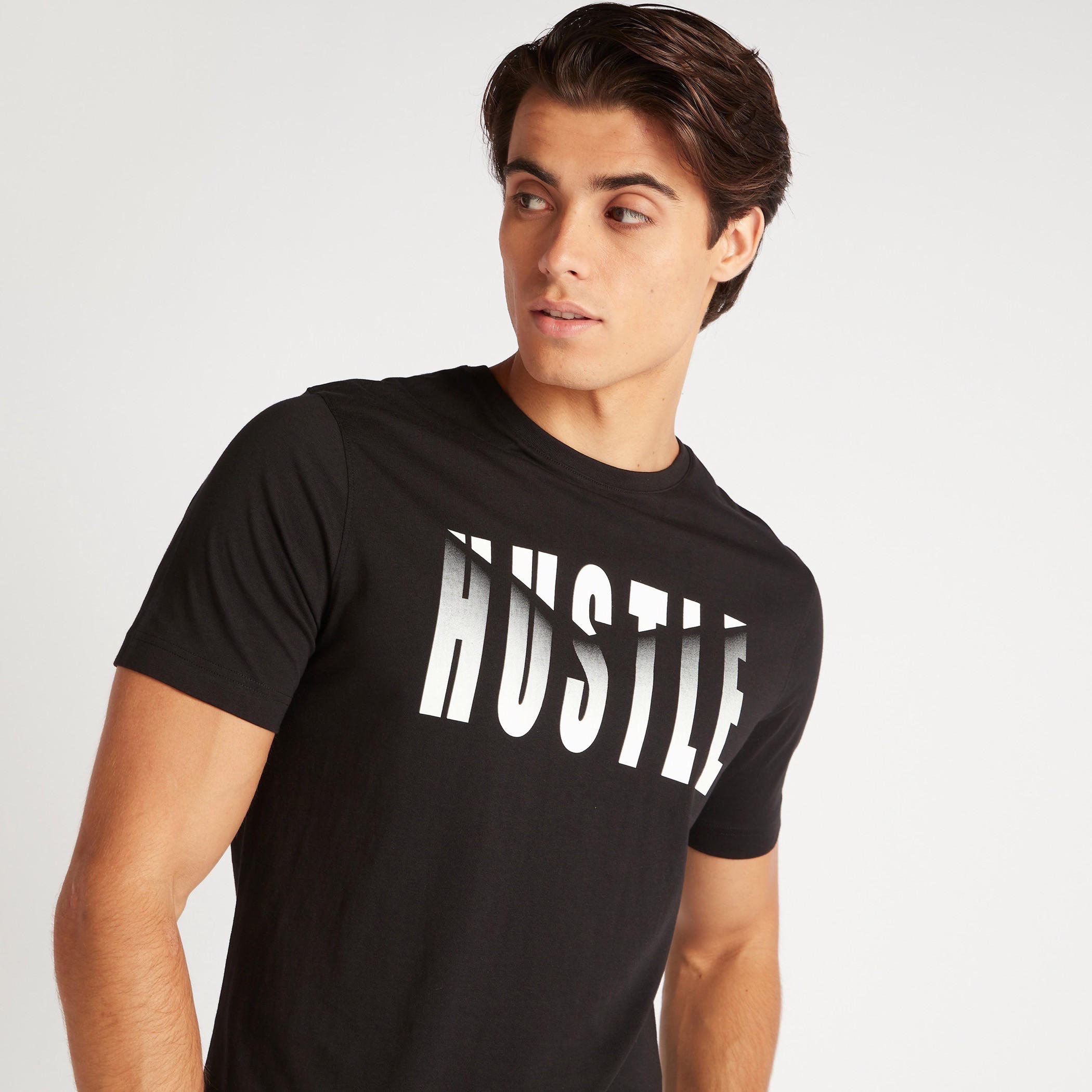 تيشيرت بياقة ضيّقة وأكمام قصيرة وطبعات-men-clothing-tshirtsandpolos-tshirts-image-1