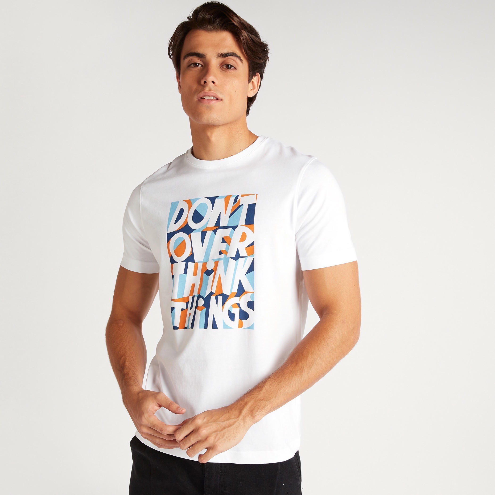 تيشيرت بقصة سليم وياقة ضيقة وأكمام قصيرة وطبعات-men-clothing-tshirtsandpolos-tshirts-image-1