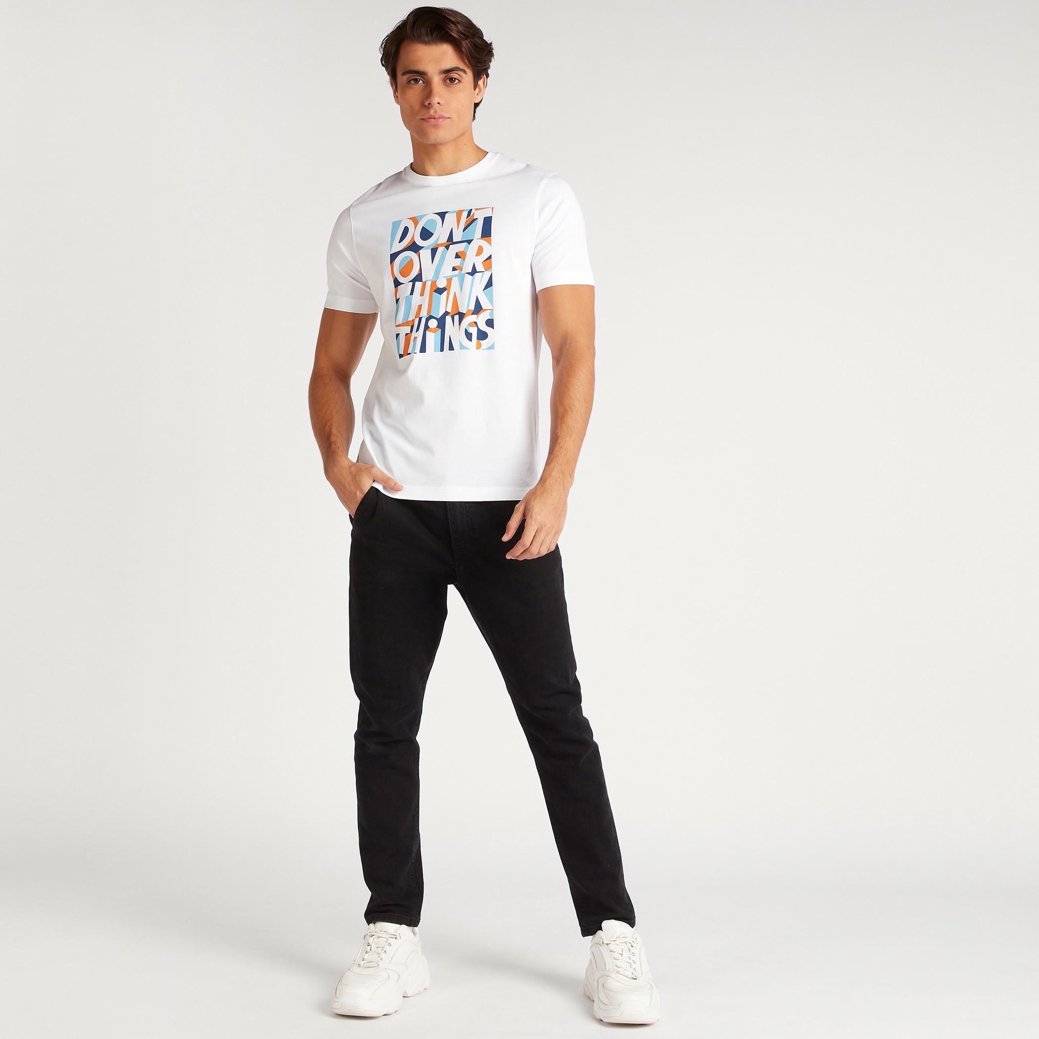 تيشيرت بقصة سليم وياقة ضيقة وأكمام قصيرة وطبعات-men-clothing-tshirtsandpolos-tshirts-image-2