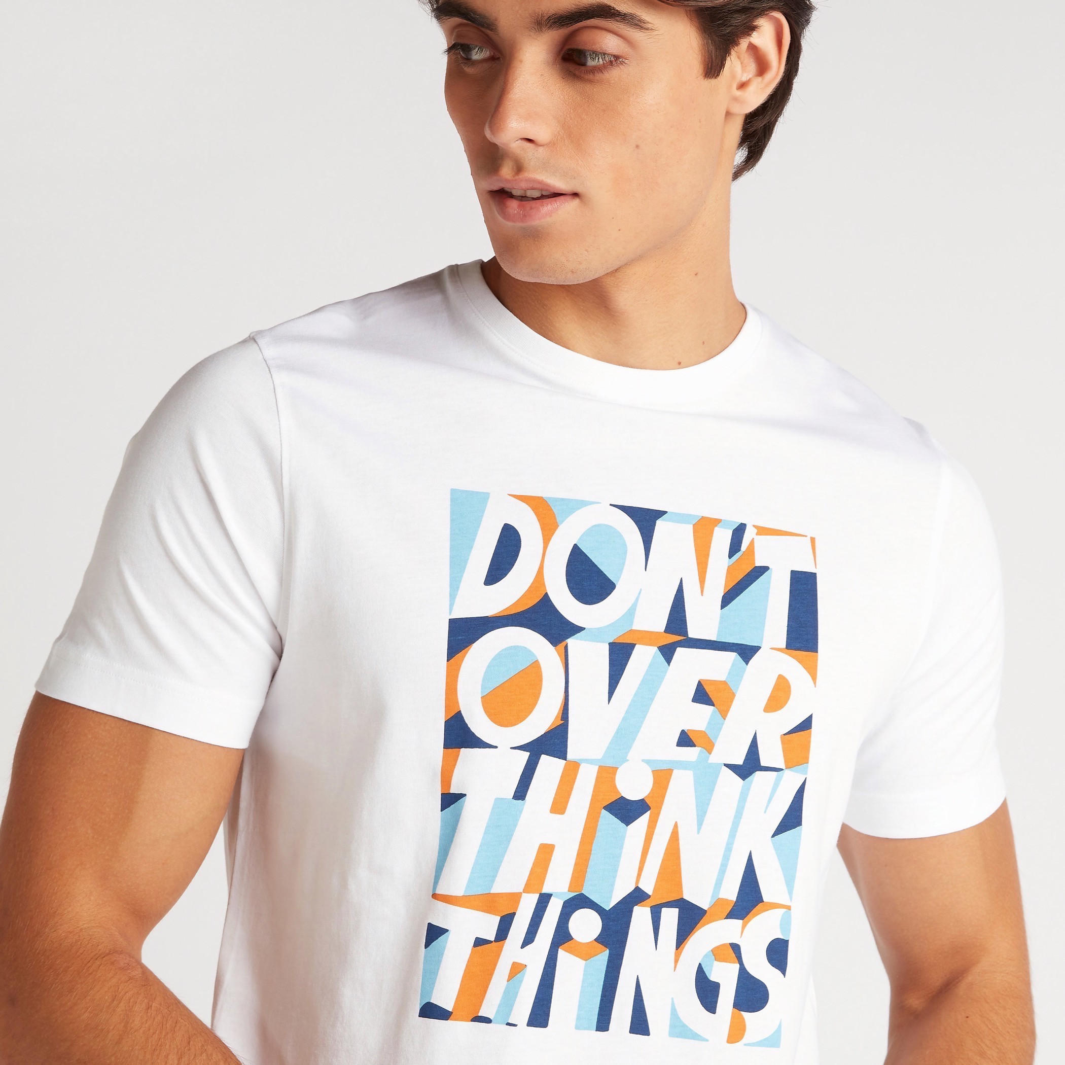 تيشيرت بقصة سليم وياقة ضيقة وأكمام قصيرة وطبعات-men-clothing-tshirtsandpolos-tshirts-image-3