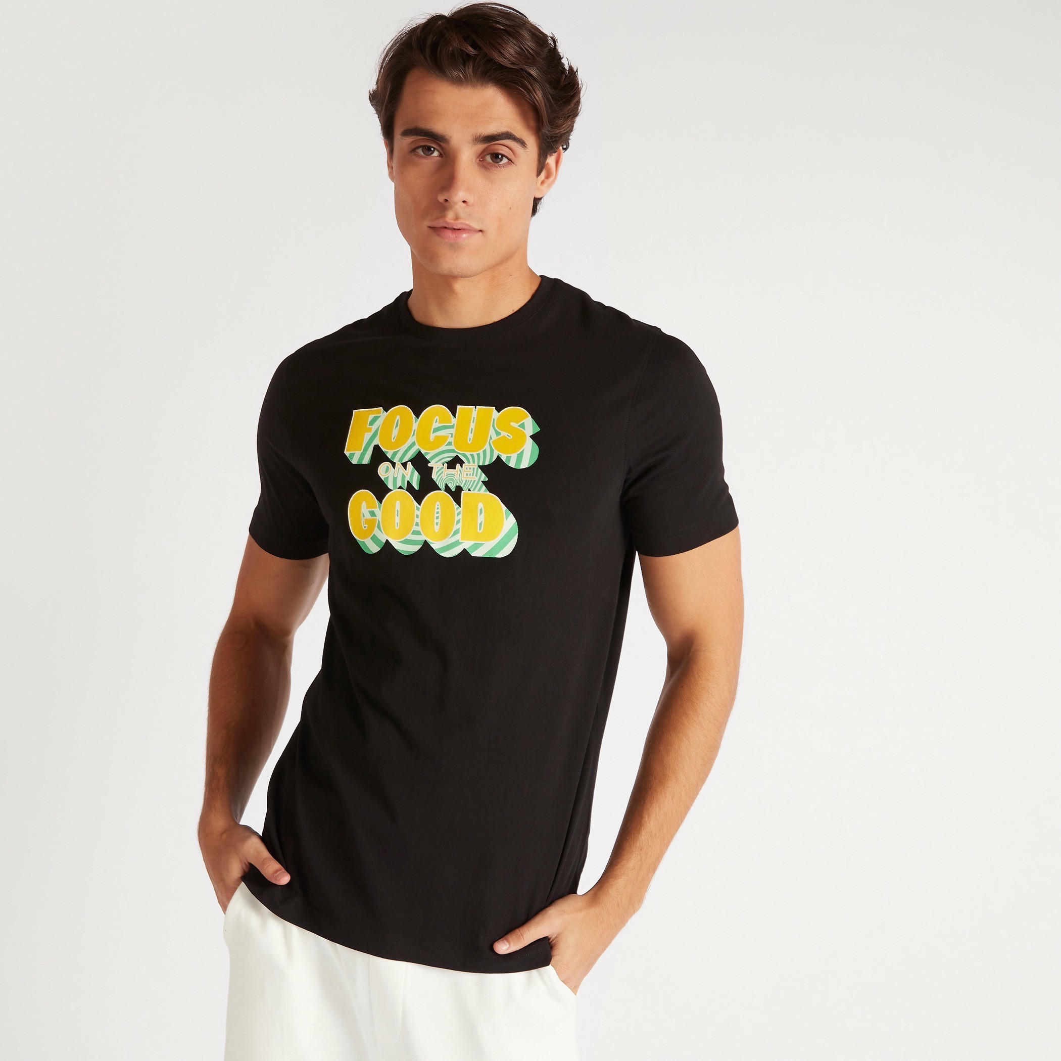 تيشيرت بياقة ضيّقة وأكمام قصيرة وطبعات شعار-men-clothing-tshirtsandpolos-tshirts-image-1