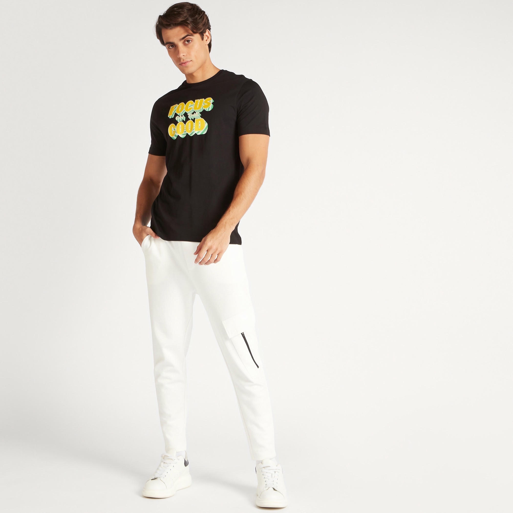 تيشيرت بياقة ضيّقة وأكمام قصيرة وطبعات شعار-men-clothing-tshirtsandpolos-tshirts-image-2