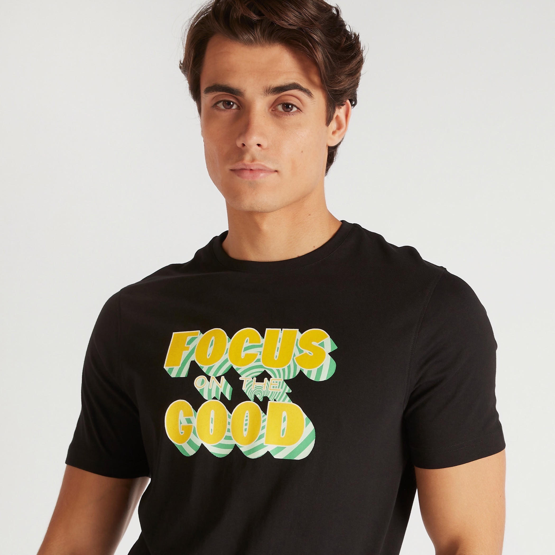 تيشيرت بياقة ضيّقة وأكمام قصيرة وطبعات شعار-men-clothing-tshirtsandpolos-tshirts-image-3