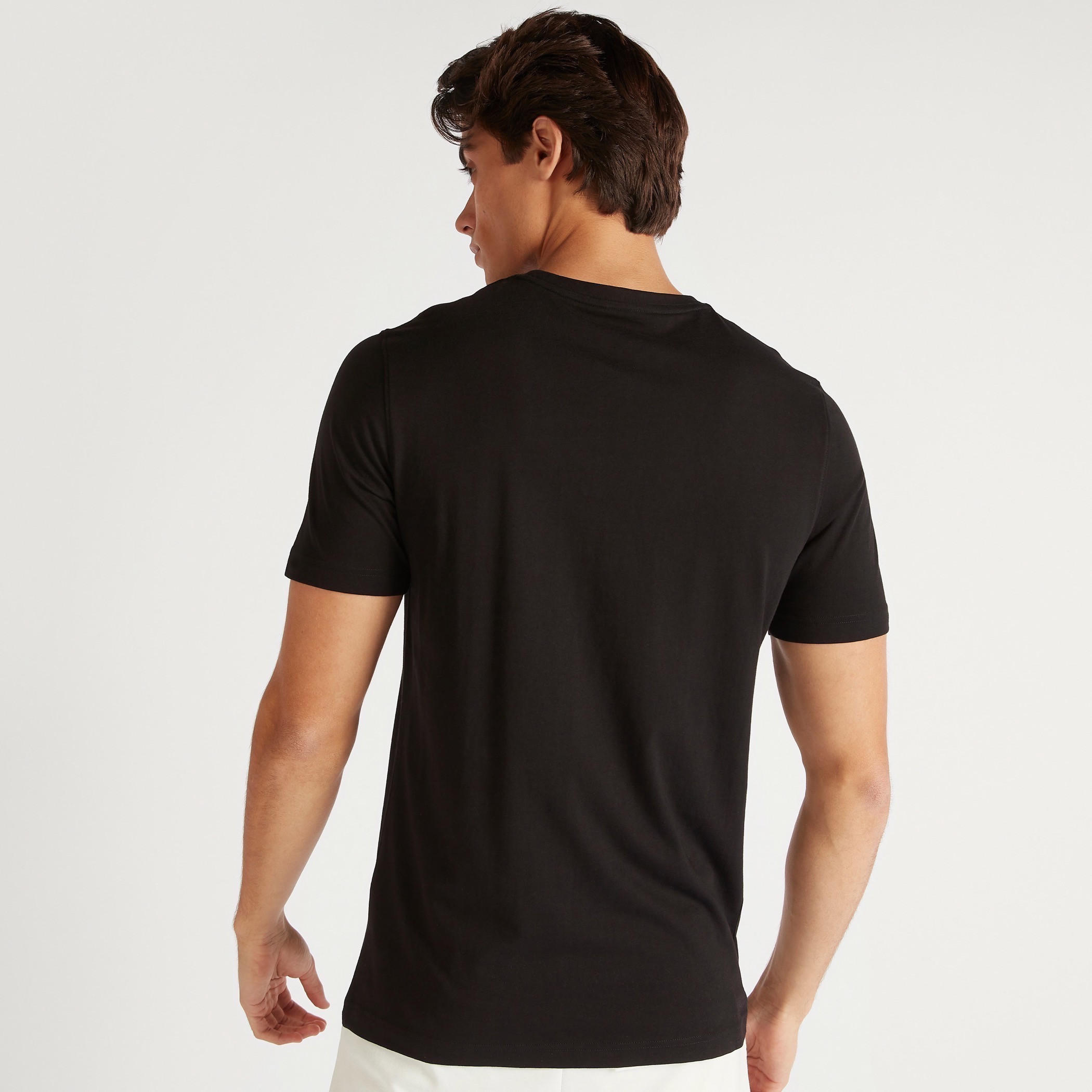 تيشيرت بياقة ضيّقة وأكمام قصيرة وطبعات شعار-men-clothing-tshirtsandpolos-tshirts-image-4