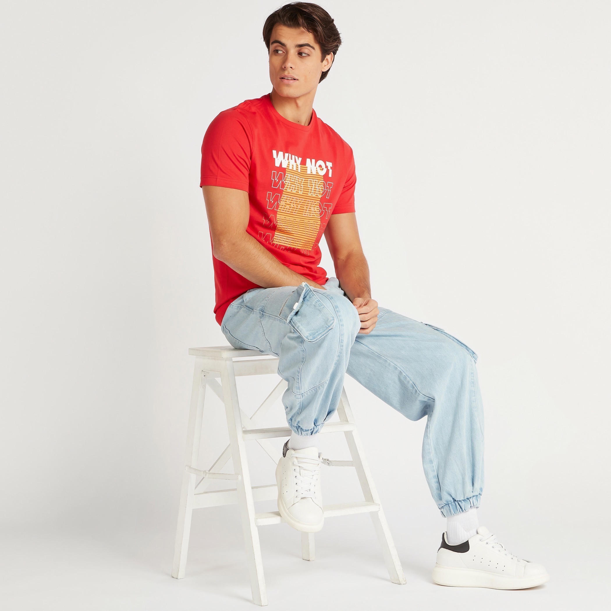تيشيرت بياقة ضيّقة وأكمام قصيرة وطبعات-men-clothing-tshirtsandpolos-tshirts-image-2