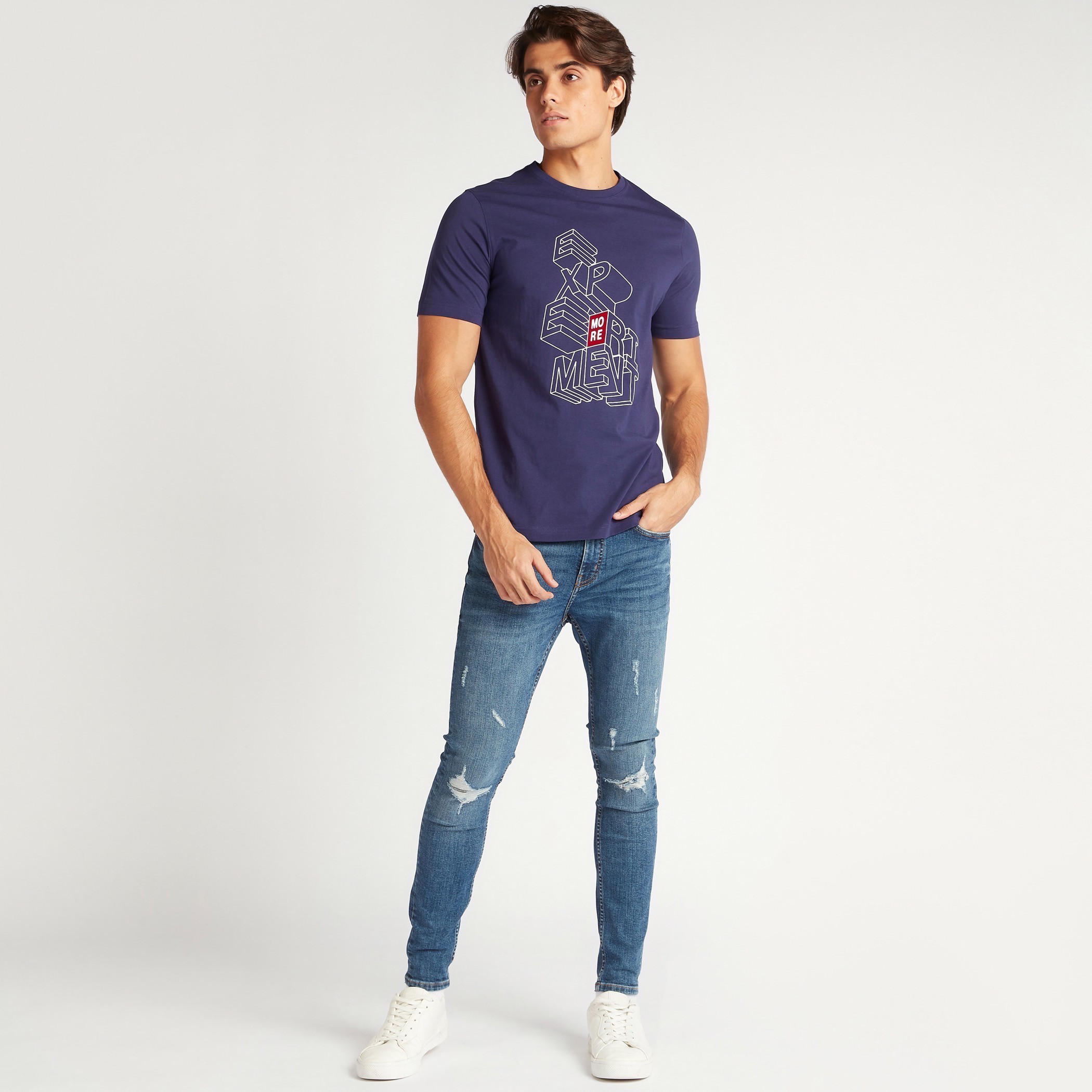 تيشيرت بقصة سليم وياقة ضيقة وأكمام قصيرة وطبعات-men-clothing-tshirtsandpolos-tshirts-image-2