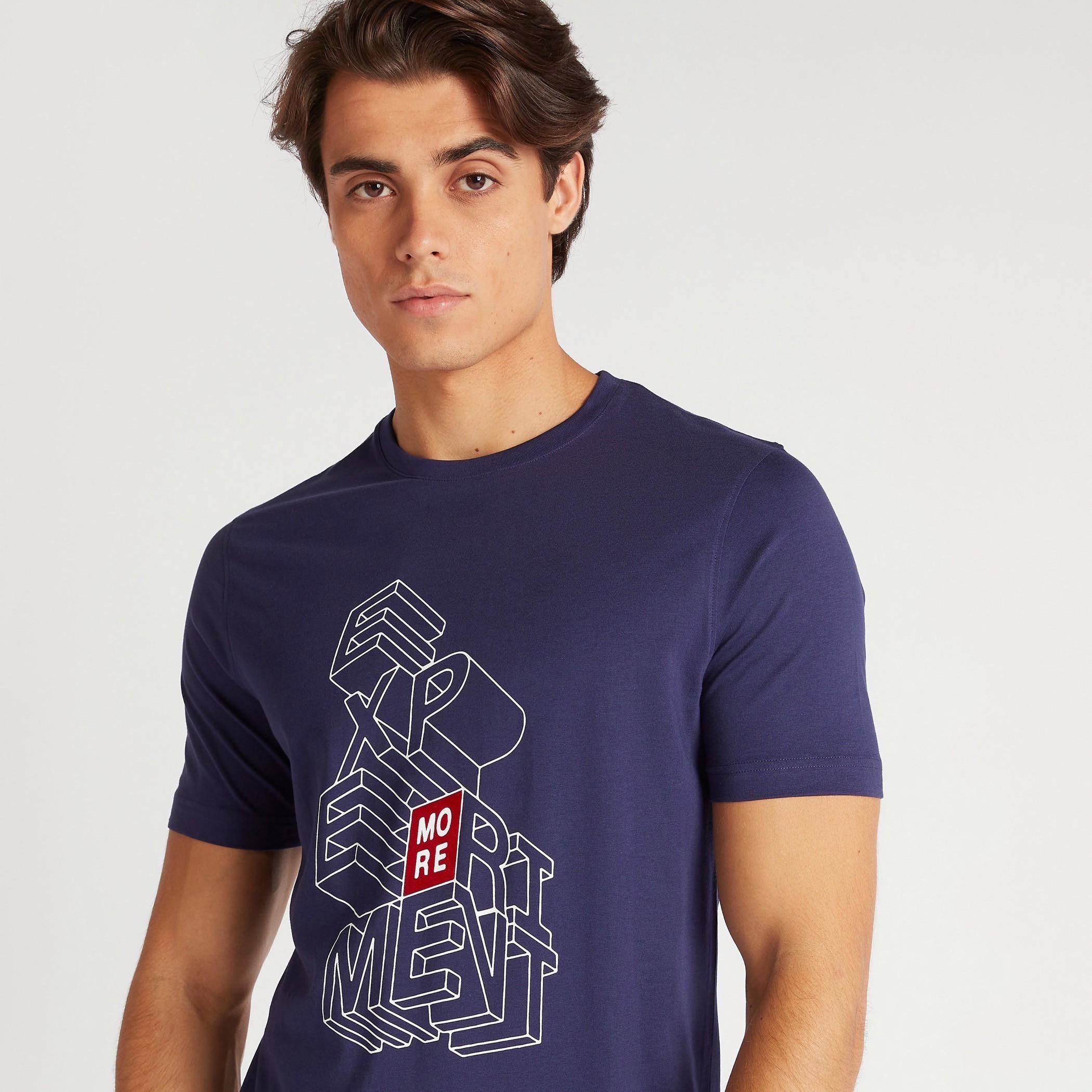 تيشيرت بقصة سليم وياقة ضيقة وأكمام قصيرة وطبعات-men-clothing-tshirtsandpolos-tshirts-image-5