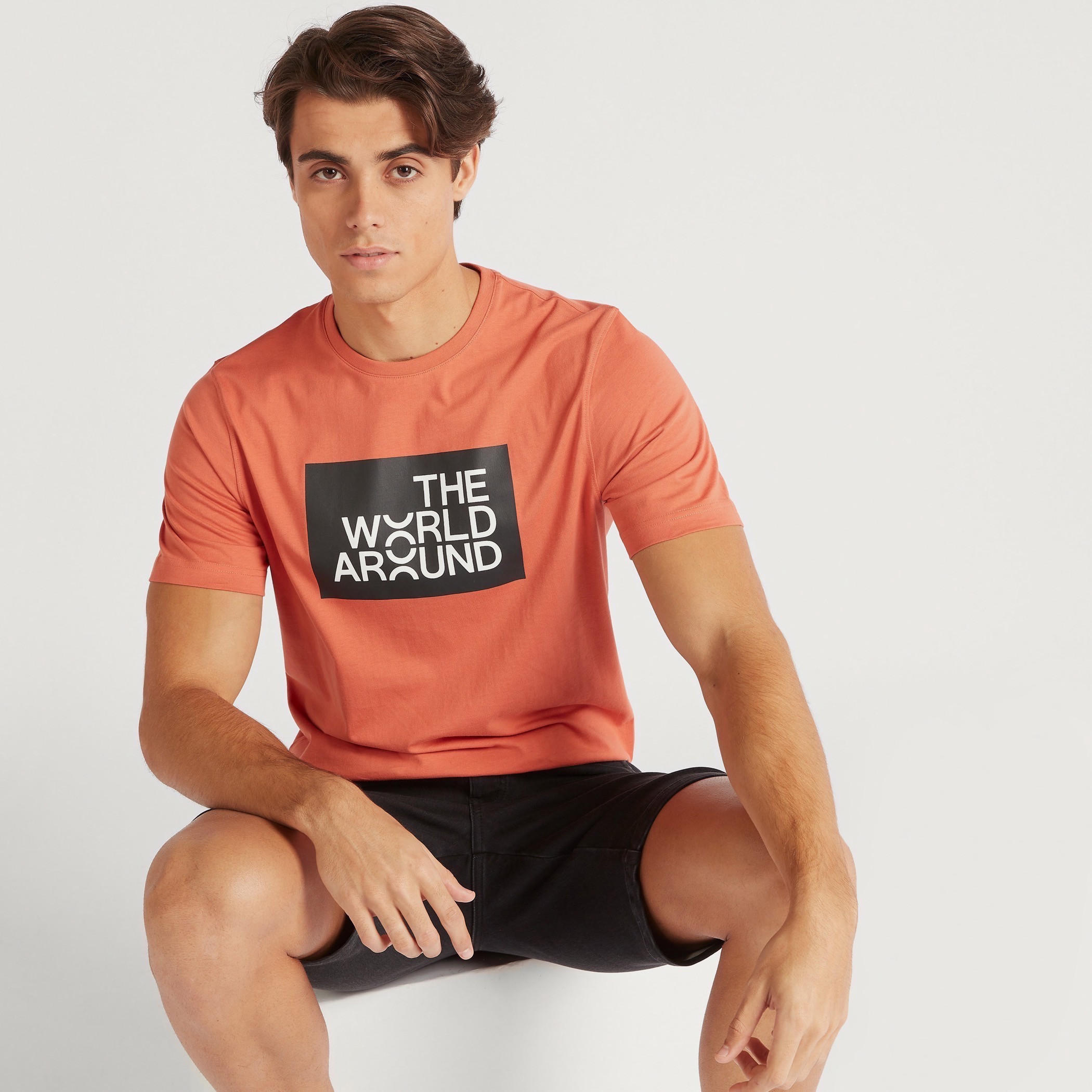 تيشيرت بقصة سليم وياقة ضيقة وأكمام قصيرة وطبعات-men-clothing-tshirtsandpolos-tshirts-image-1